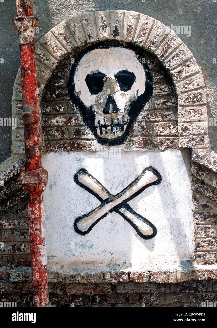 Ghana : un crâne au-dessus des cellules de la mort à fort Elmina. Fort Elmina a été construit par les Portugais en 1471 et a été le centre du commerce des esclaves dans le monde. De là, la plupart des esclaves ont été expédiés en Amérique et dans d'autres parties du monde. --- Ghana: Ein Totenkopf ueber den Todeszellen von fort Elmina. DAS fort Elmina wurde im Jahre 1471 von den Portugiesen erbaut und war die Zentrale des Sklavenhandels in der Welt. Von Wüber aus wurden die meisten Sklaven nach Amerika und anderen Teilen der Welt verschifft. Banque D'Images