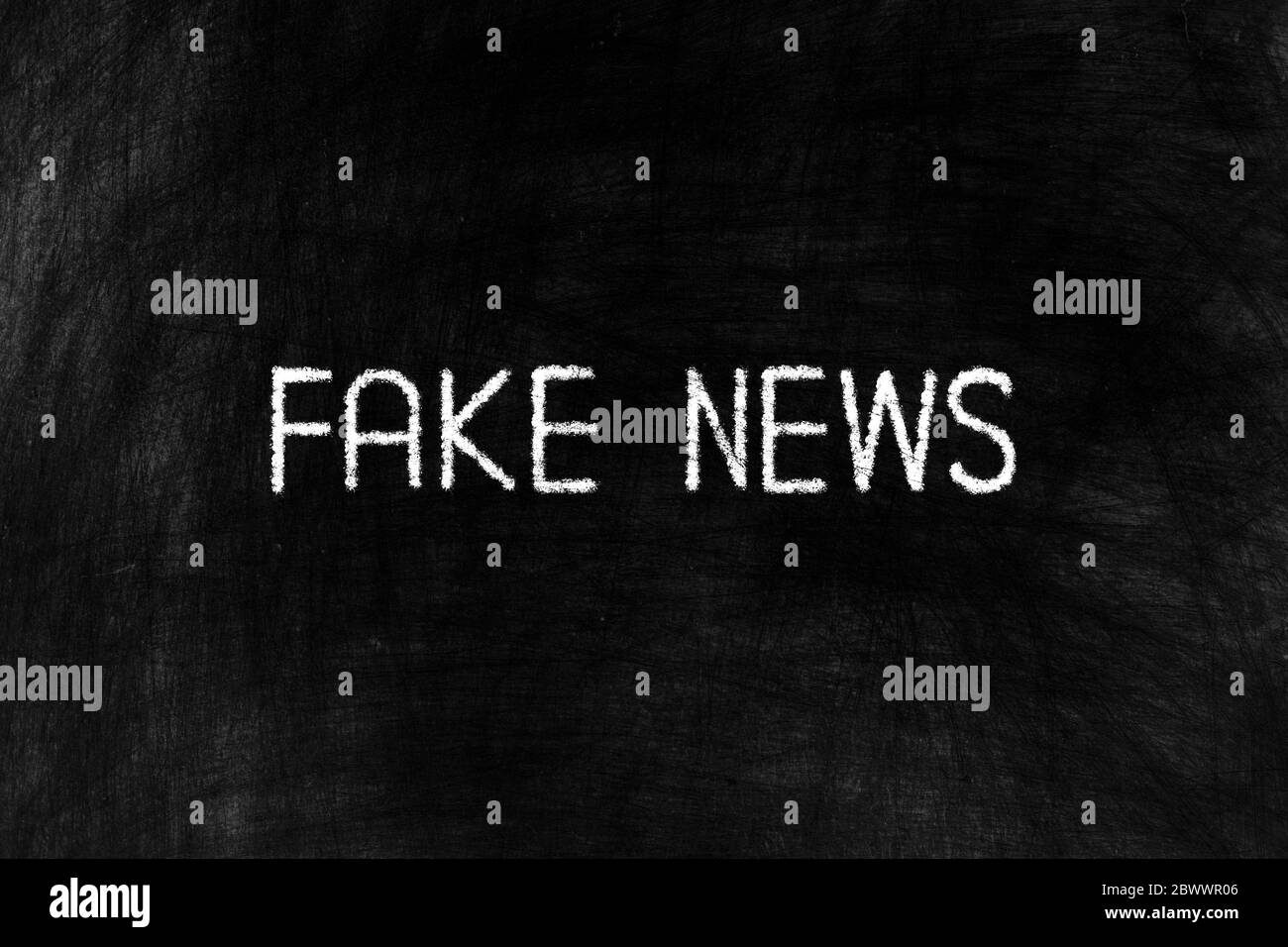 Fausses nouvelles sur fond noir tableau noir, adapté pour le concept d'entreprise. Banque D'Images