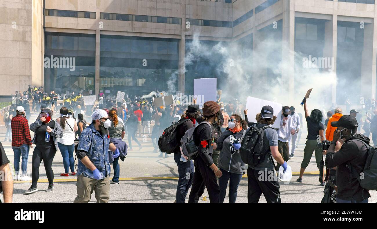 Des gaz lacrymogènes remplissent l'air devant le Cleveland Justice Center où les manifestants contre le meurtre de George Floyd se sont rassemblés pour manifester. Des milliers de manifestants sont descendus au Cleveland Justice Center, siège du quartier général de la police de Cleveland, dans le centre-ville de Cleveland, Ohio, États-Unis, où des gaz lacrymogènes et des sprays au poivre ont été utilisés par la police pour essayer de contrôler la foule. Le centre-ville de Cleveland était rempli de manifestants et, au fur et à mesure de la journée, le pillage, le vandalisme et l'anarchie ont également progressé. Banque D'Images