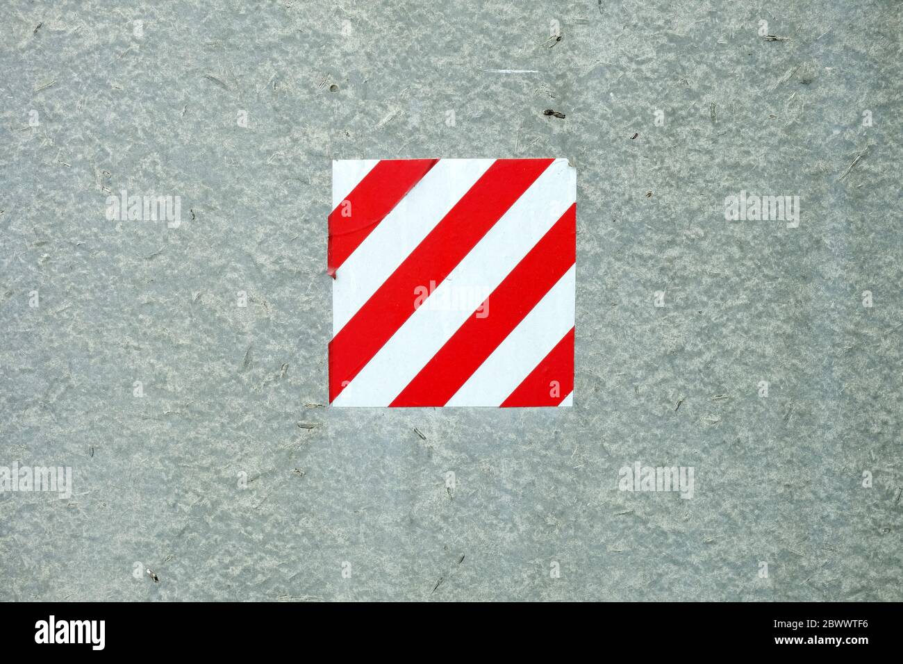 Panneau blanc et rouge pour l'absence de stationnement sur le fond de texture du mur en béton. Banque D'Images