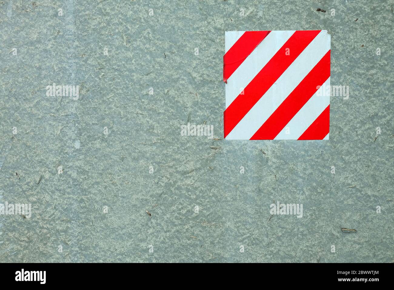 Panneau blanc et rouge pour l'absence de stationnement sur le fond de texture du mur en béton. Banque D'Images