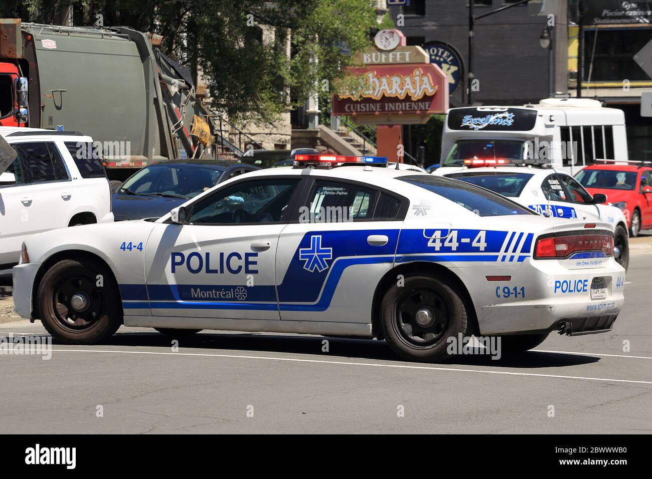 Montréal, Canada. Une voiture de police bloquant une rue au centre-ville de Montréal. Banque D'Images Montréal, Canada. Une voiture de police bloquant une rue au centre-ville de Montréal. Banque D'Images