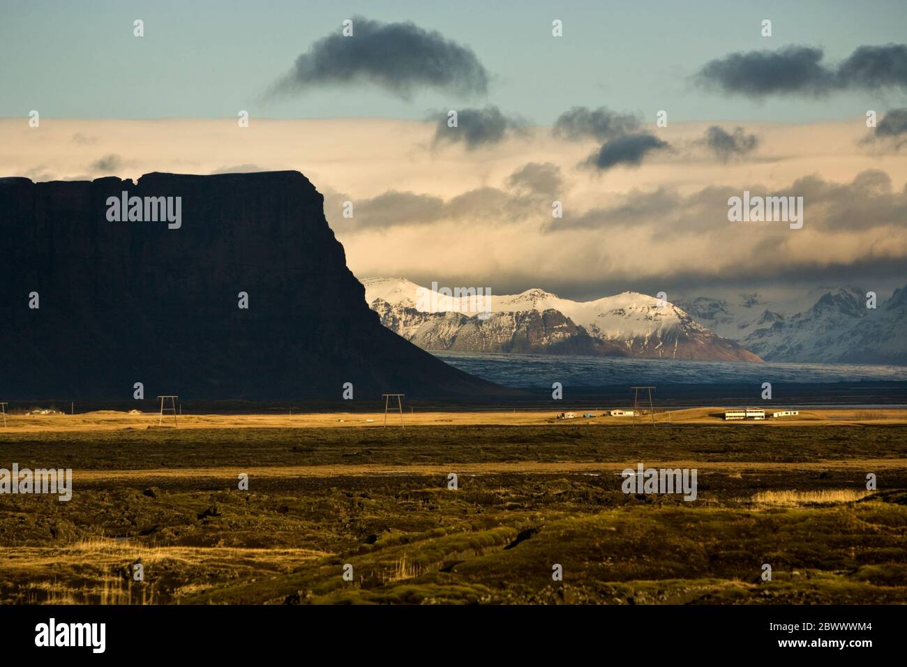 López, une falaise volcanique noire qui surplombe la route 1 périphérique de l'autoroute Skeiðarársandur dans le sud de l'Islande Banque D'Images