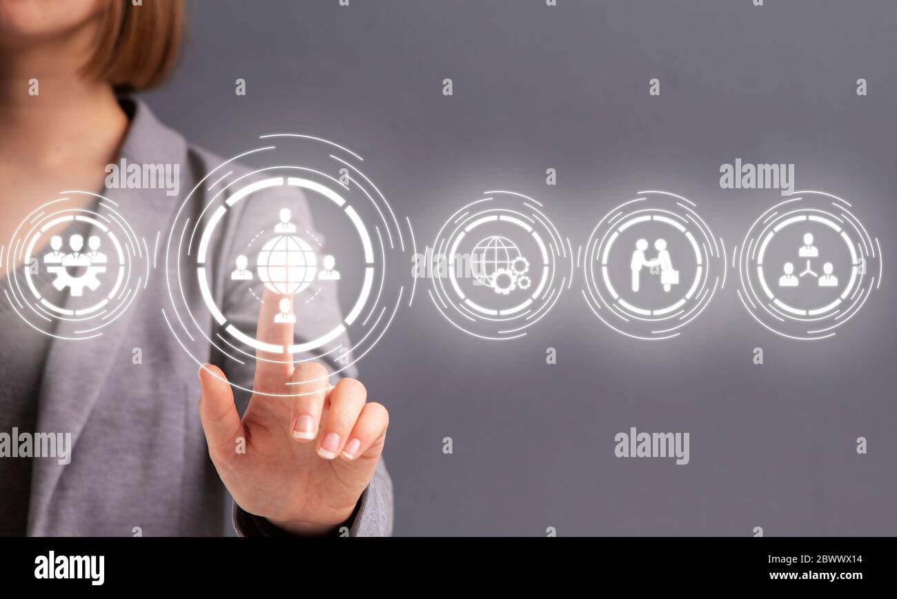 Ressources humaines et gestion. Femme en costume d'affaires appuie sur le bouton sur l'hologramme à l'écran Banque D'Images
