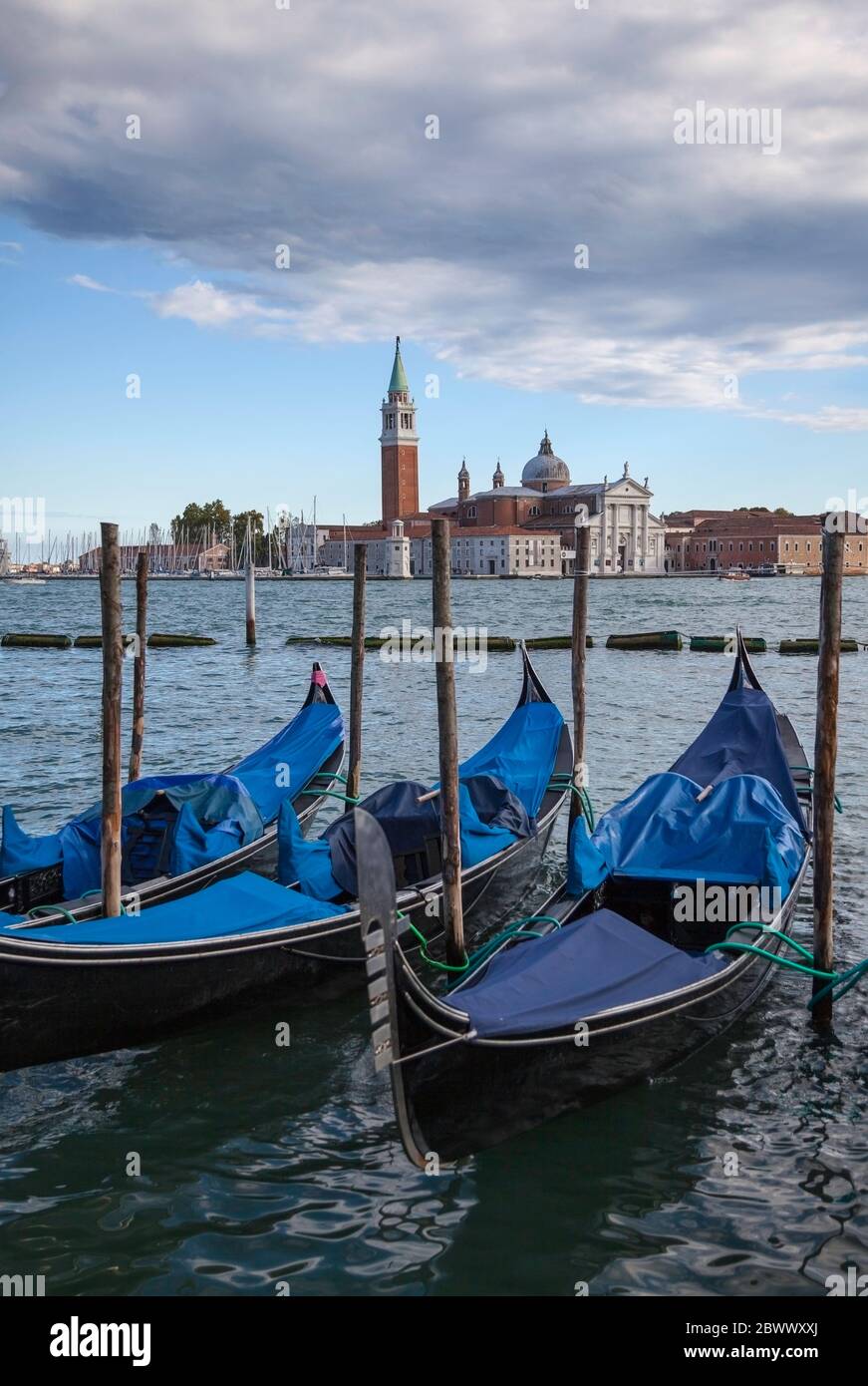 Trois gondoles amarrées le long de la Riva degli Schiavoni à Venise, en Italie, avec Chiesa San Giorgio en arrière-plan Banque D'Images