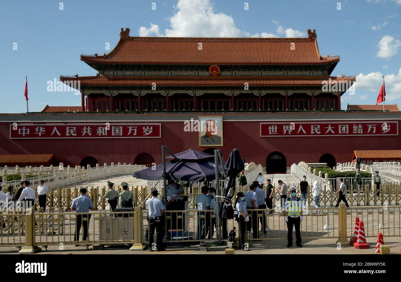 Pékin, Chine. 03ème juin 2020. La police chinoise, la police sous couvert et les soldats gardent la porte nord de la place Tienanmen ornée d'un portrait géant de l'ancien timonier Mao Zedong à Pékin le mercredi 6 juin 2020. En raison du prochain anniversaire des manifestations étudiantes de la place Tiananmen en juin 4, une grande partie de la région est sous confinement. Photo de Stephen Shaver/UPI crédit: UPI/Alay Live News Banque D'Images