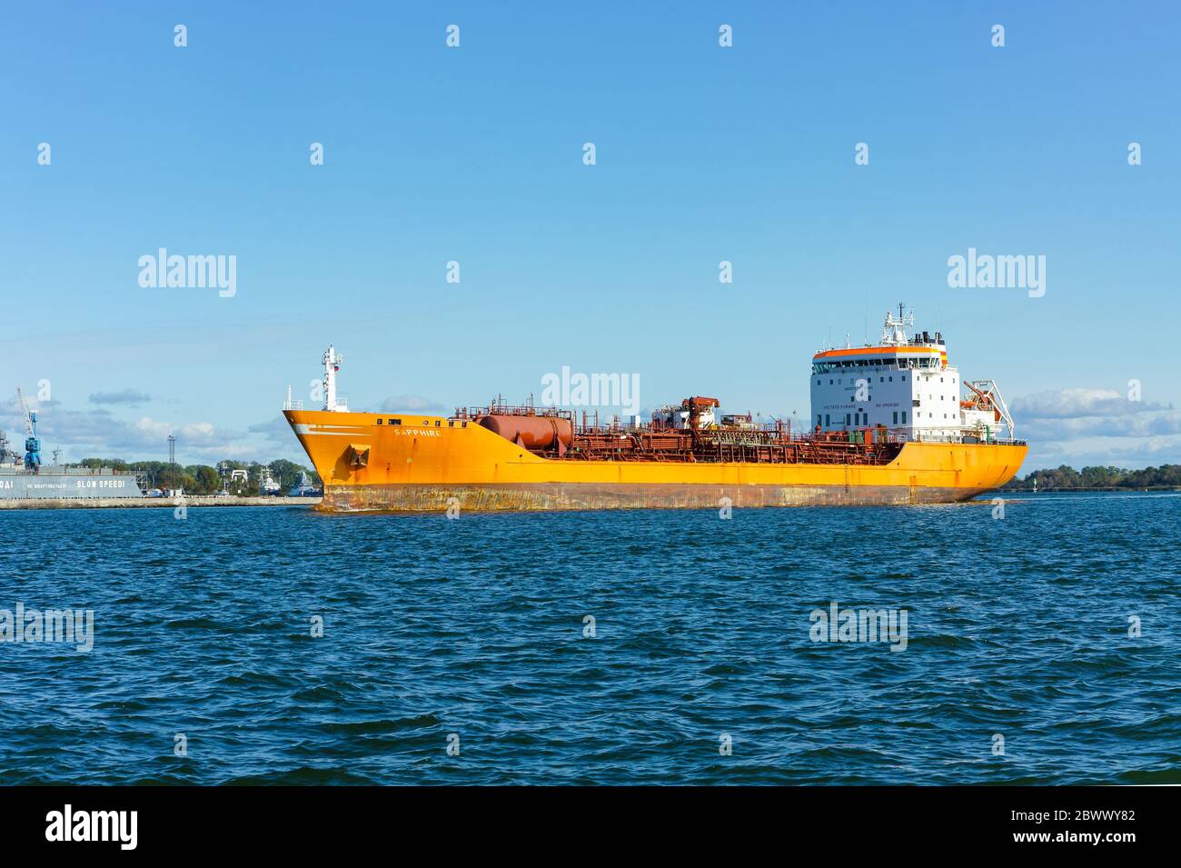 Long navire rouge, cargaison sèche ou navire à conteneurs, mer Baltique, région de Kaliningrad, Russie, 5 octobre 2019 Banque D'Images