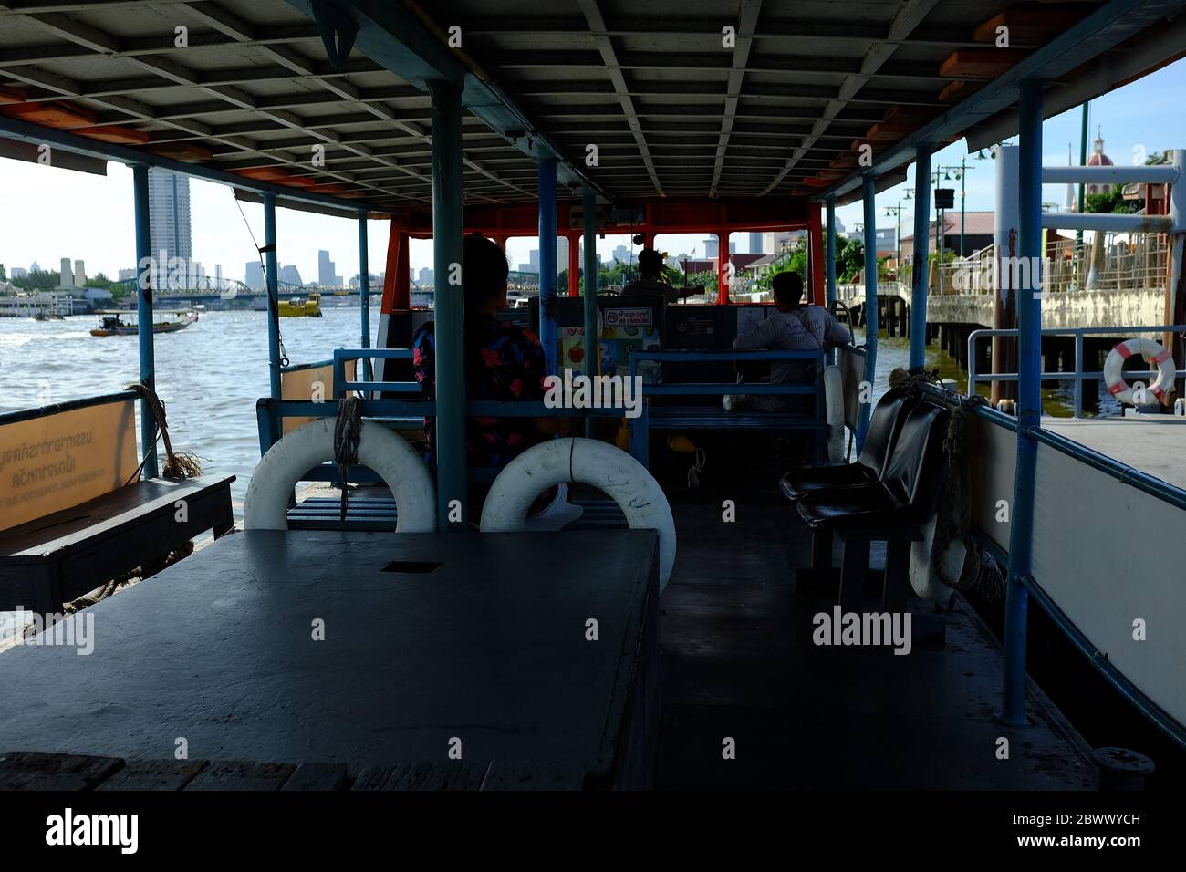 BANGKOK, THAÏLANDE - 23 JUILLET 2019 : bateau-ferry intérieur sur la rive de la rivière Chao Phraya. Les gens utilisent le ferry pour traverser la rivière. Banque D'Images