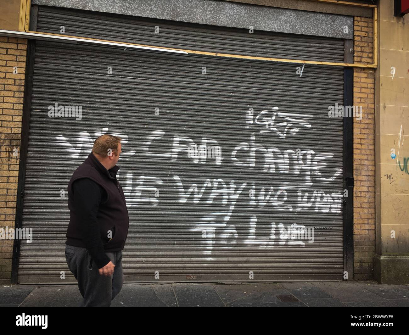 Glasgow, Royaume-Uni, 3 juin 2020. Graffiti lisant "nous pouvons changer la façon dont nous voulons vivre", sur une boutique avec volets, dans le centre-ville de Glasgow, en Écosse, le 3 juin 2020. Crédit photo : Jeremy Sutton-Hibbert/Alay Live News. Banque D'Images