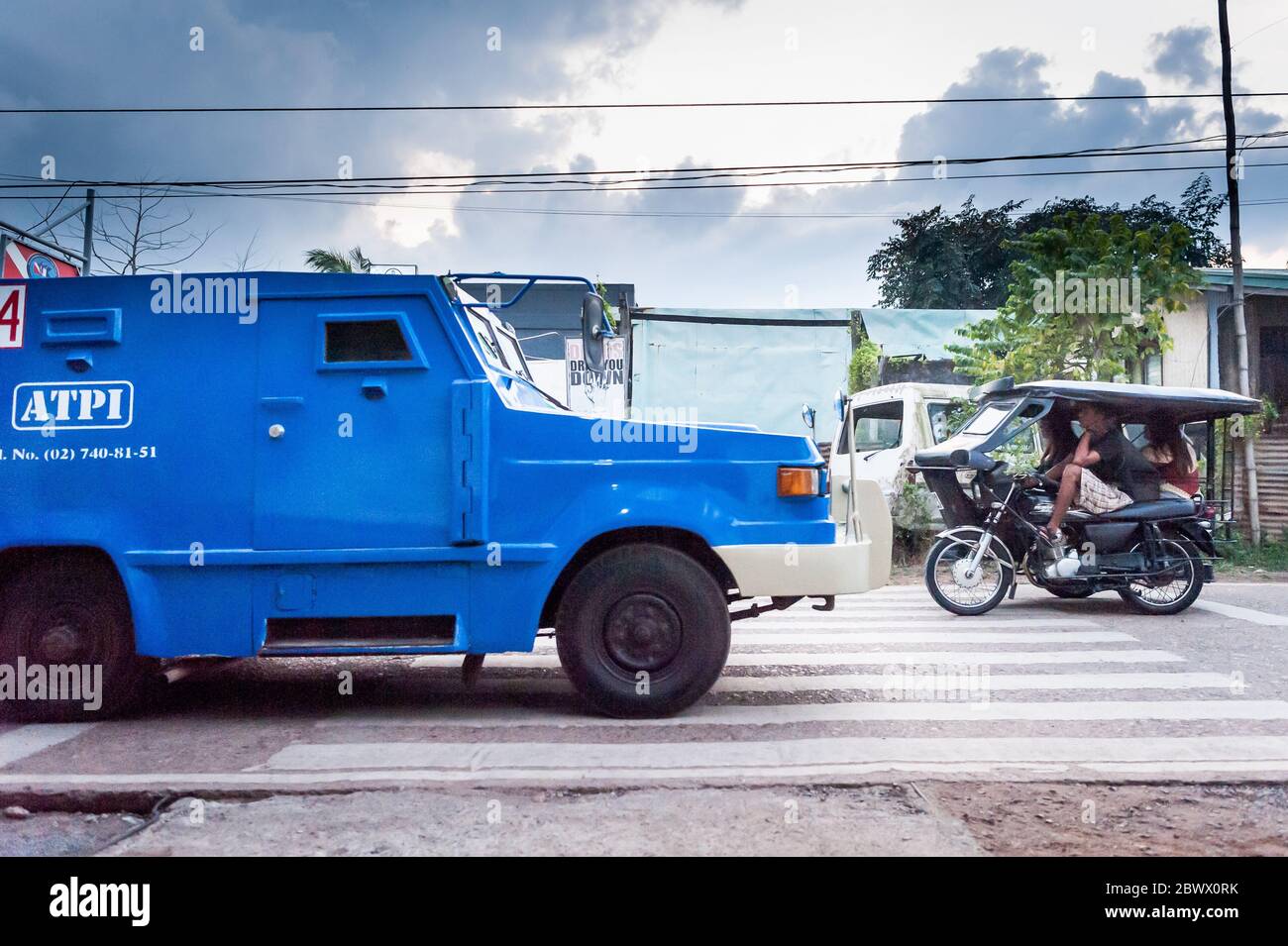 Un camion blindé de sécurité traverse la ville de Coron, l'île de Coron Palawan, aux Philippines. Banque D'Images