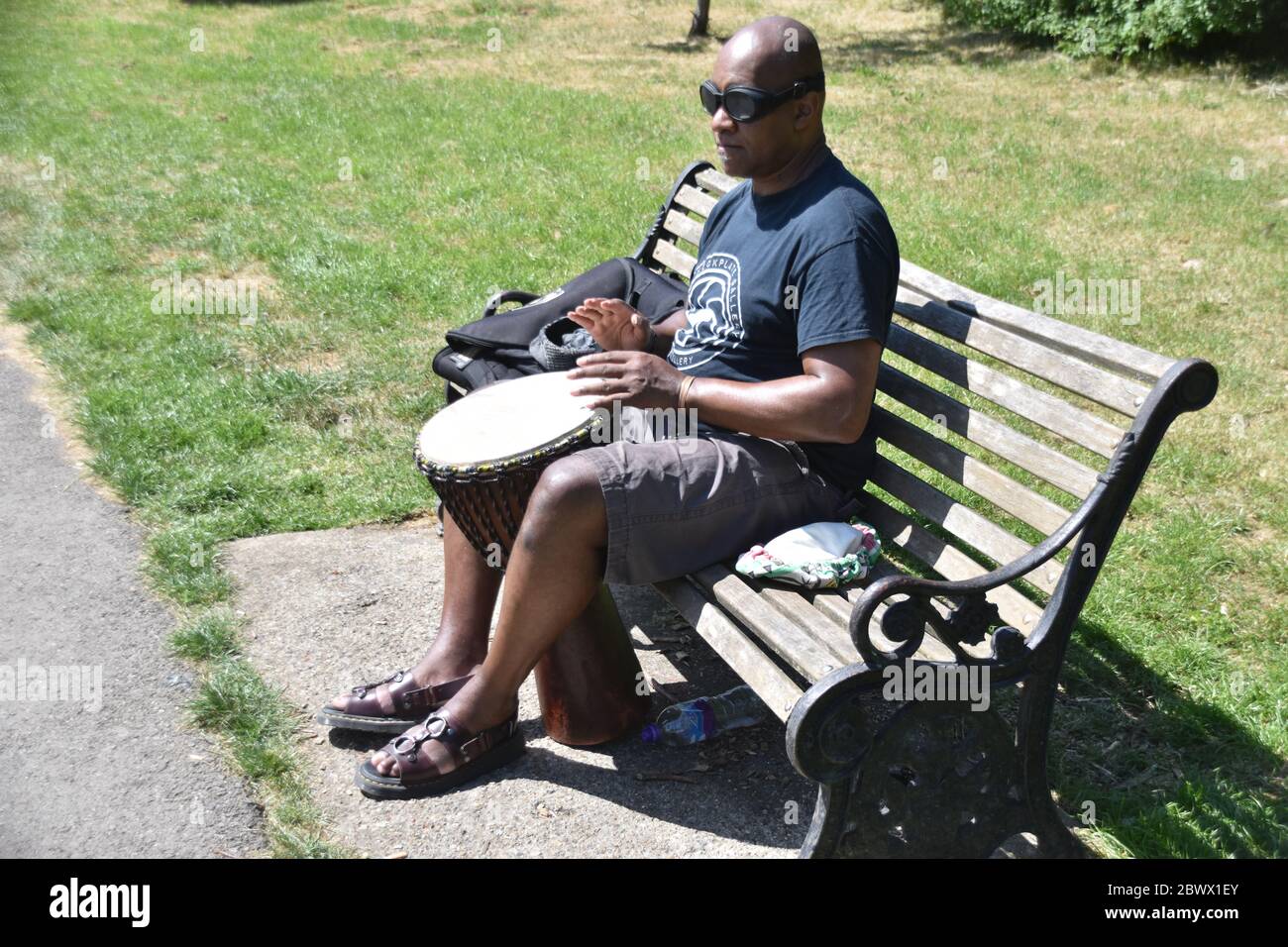 homme divertissant dans le parc Banque D'Images