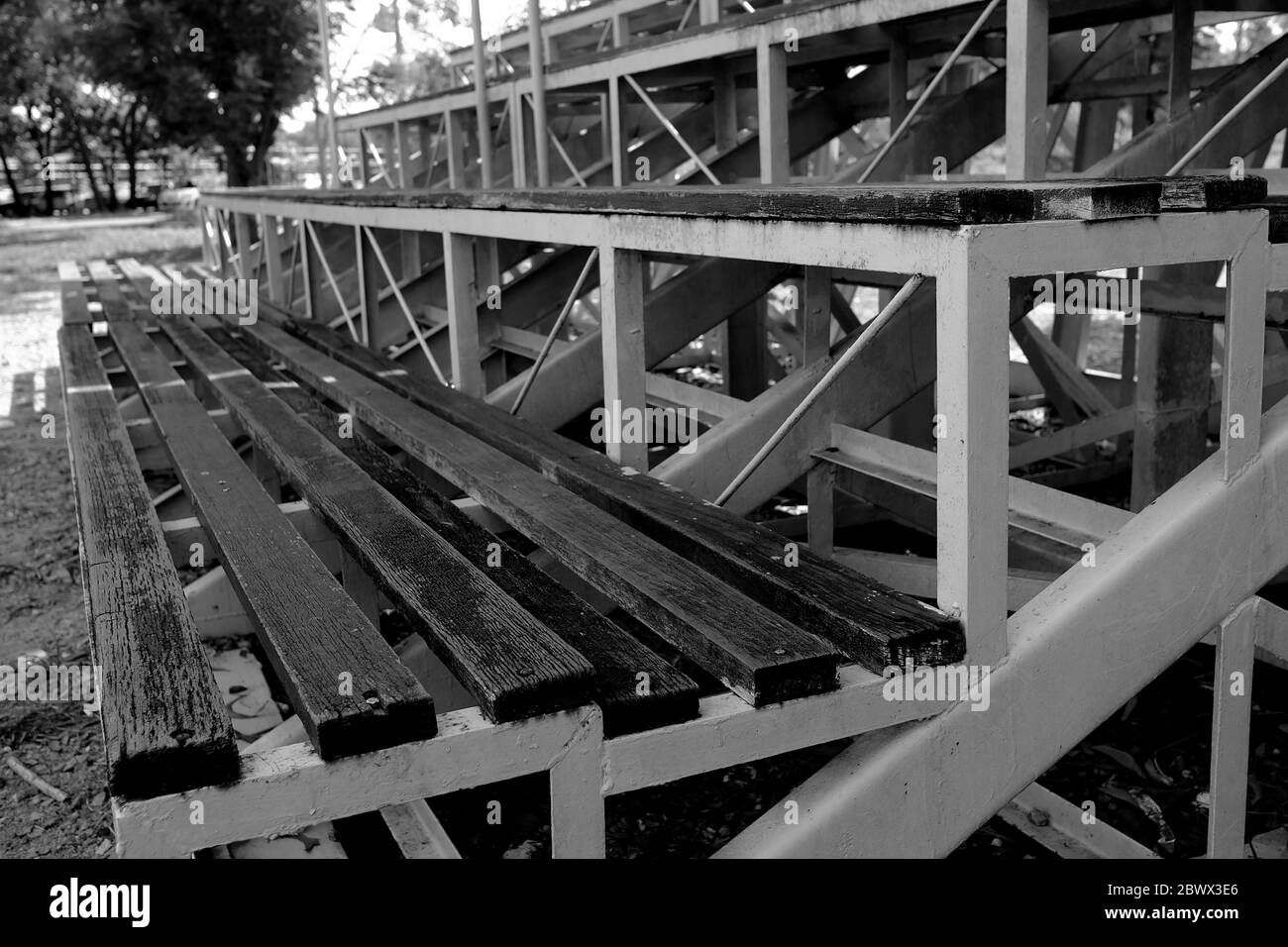 Gros plan sur les sièges Wood Stadium en noir et blanc. (Mise au point sélective) Banque D'Images