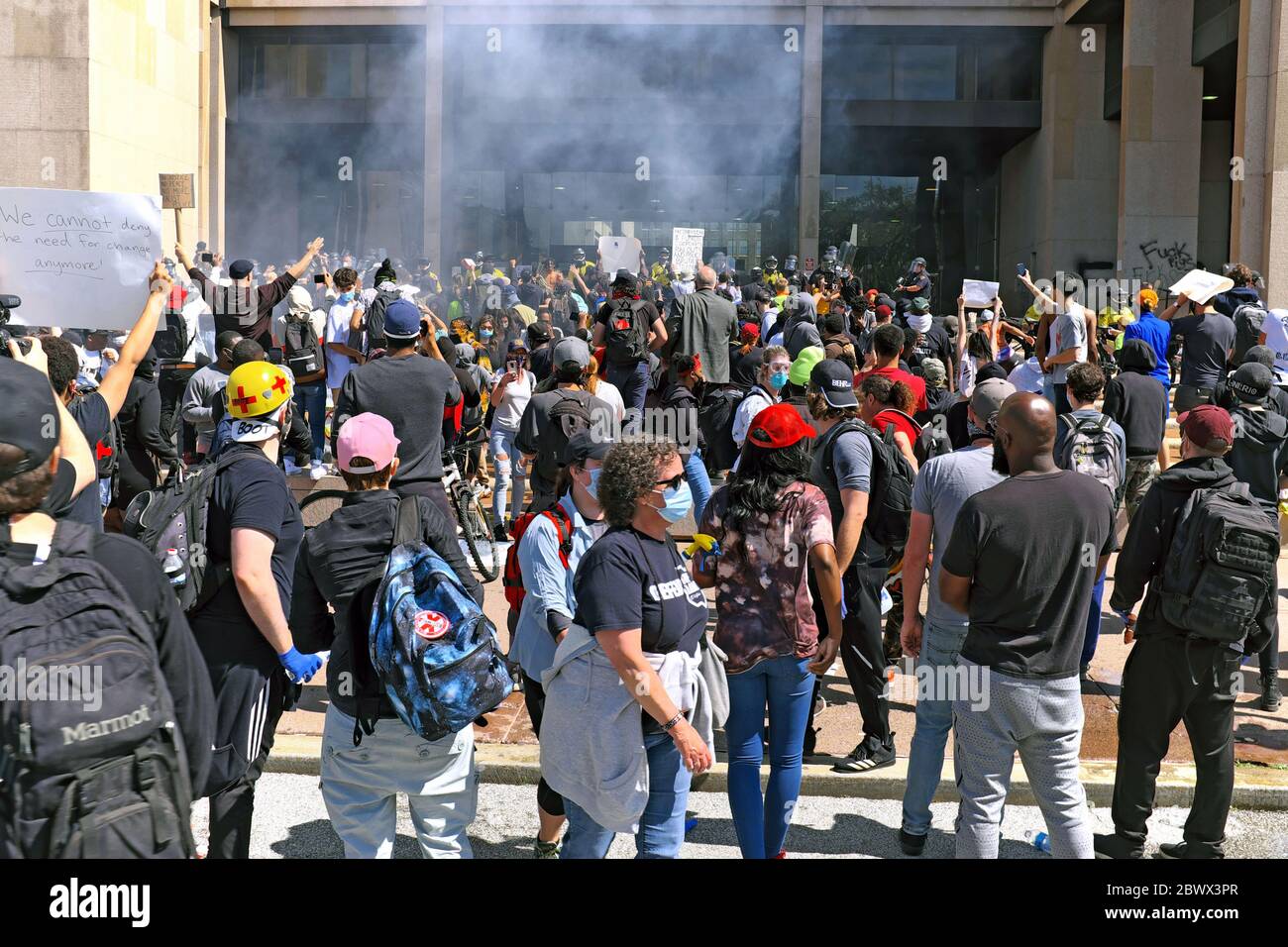 Les manifestants de Cleveland, Ohio, ont fait le nombre de policiers lors des manifestations à l'entrée de Lakeside Avenue du ministère de la Justice, où la colère s'est évaporée. Banque D'Images