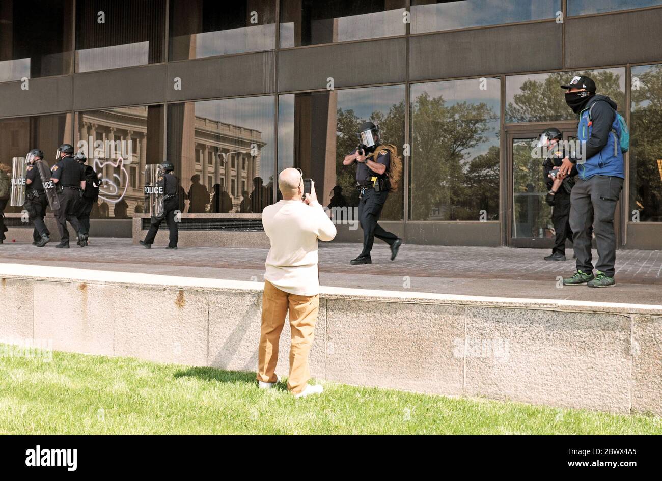 Une personne saisit par téléphone la police de Cleveland qui lui a pointé une arme alors qu'il documente les manifestations de George Floyd à Cleveland, Ohio, États-Unis Banque D'Images