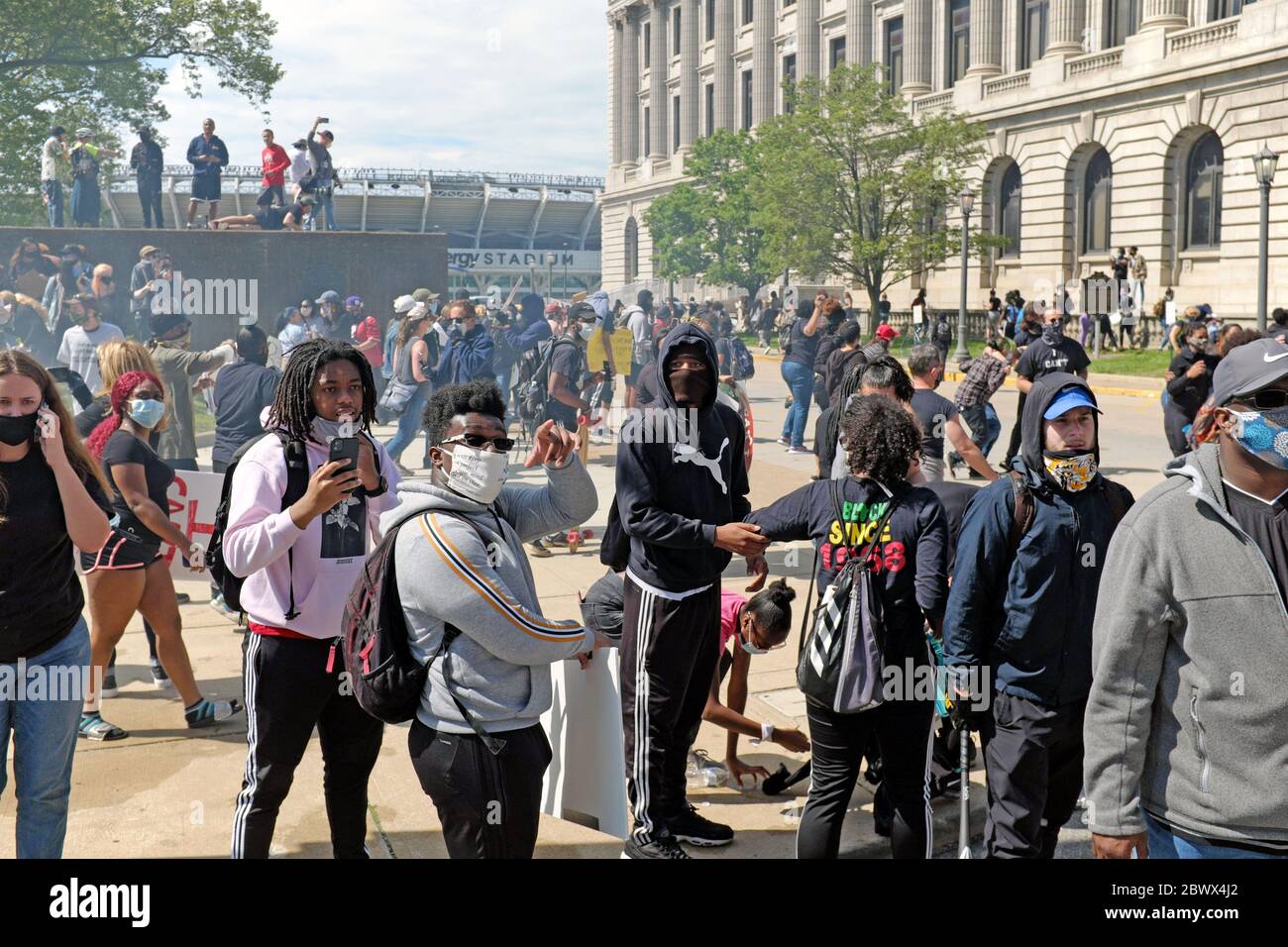 Les manifestants qui longent Lakeside Avenue à Cleveland, Ohio, font face au Cleveland Justice Center, où des manifestations contre la culture policière se produisent. Banque D'Images