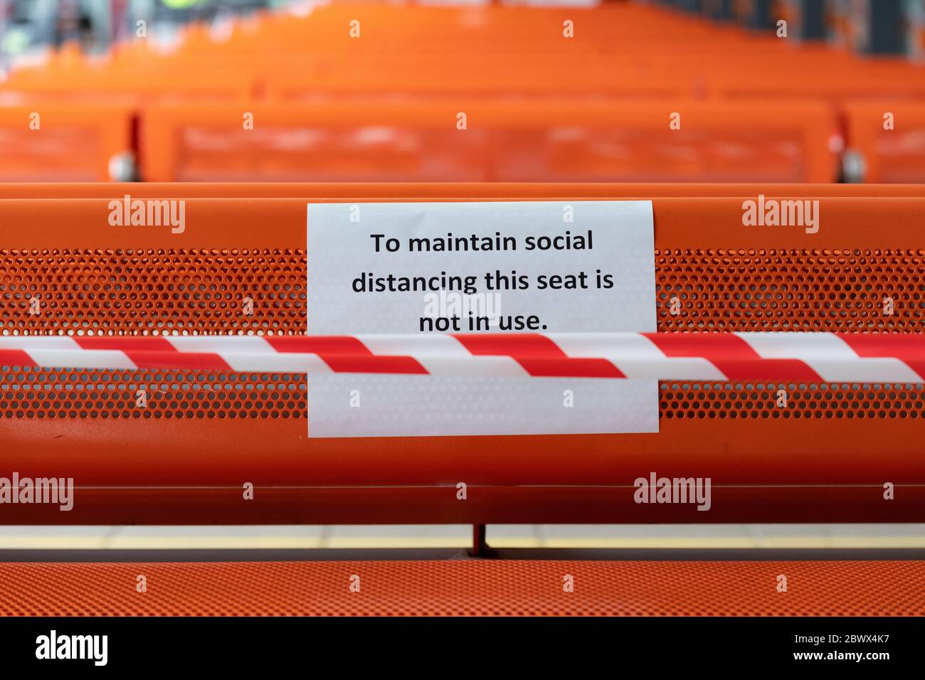 Buchanan bus Station, Glasgow, Écosse, Royaume-Uni. 3 juin 2020. Dernières mesures de distance sociale en place à la gare routière de Buchanan. Le nombre de sièges utilisables a été réduit pour permettre une distanciation sociale sûre et des lignes marquées dans les positions de bus afin de mettre en évidence les directives de distanciation sociale, ce qui limite également le nombre de personnes autorisées dans chaque position. À mesure que le nombre de voyageurs augmentera, marshalls sera en place pour diriger les personnes vers les zones de débordement. Credit: Kay Roxby/Alay Live News Banque D'Images