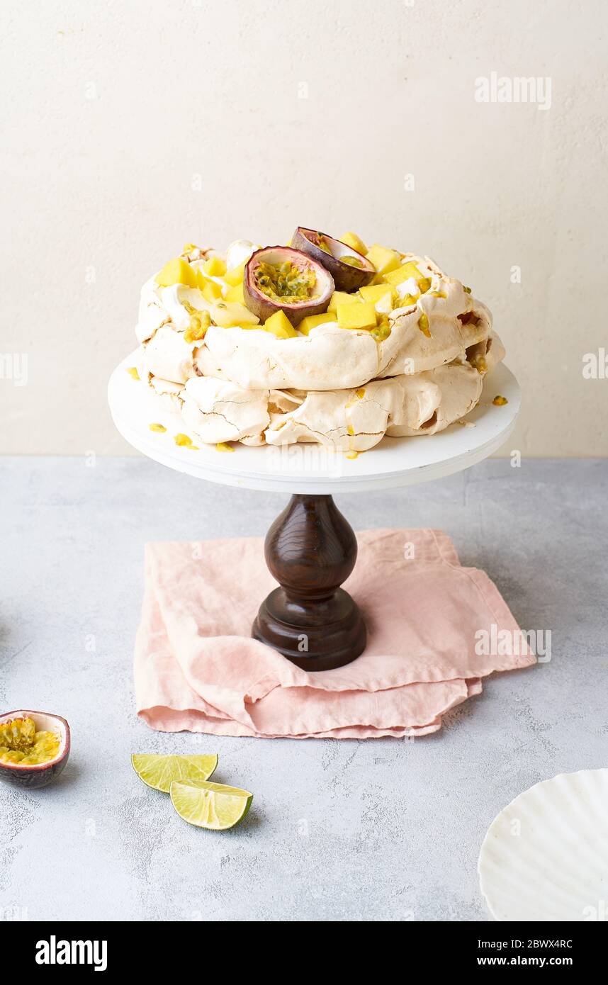 Gateau Pavlova Avec Fruits De La Passion Mangue Citron Vert Et Creme Banane Photo Stock Alamy