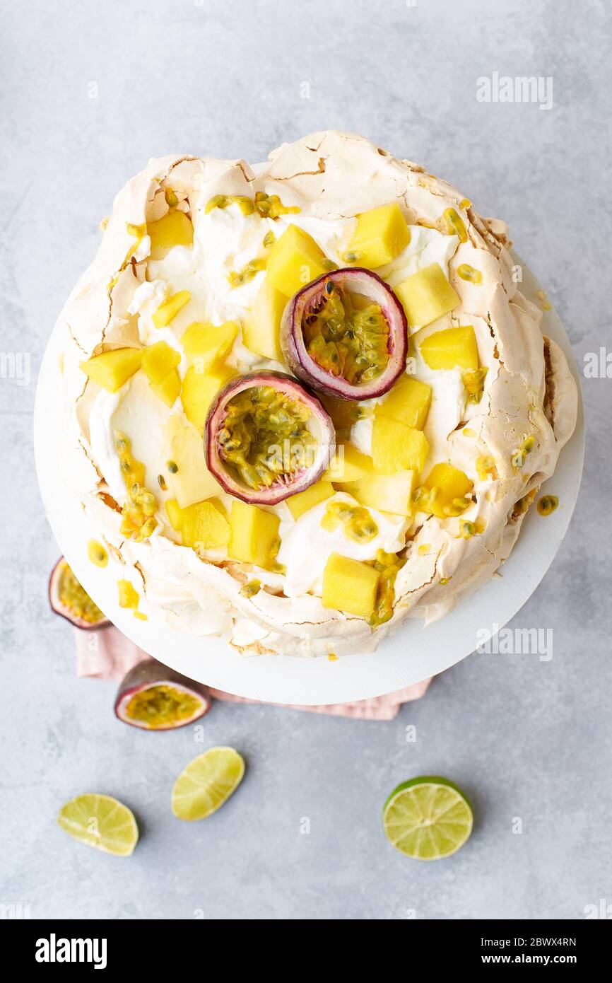 Gateau Pavlova Avec Fruits De La Passion Mangue Citron Vert Et Creme Banane Photo Stock Alamy