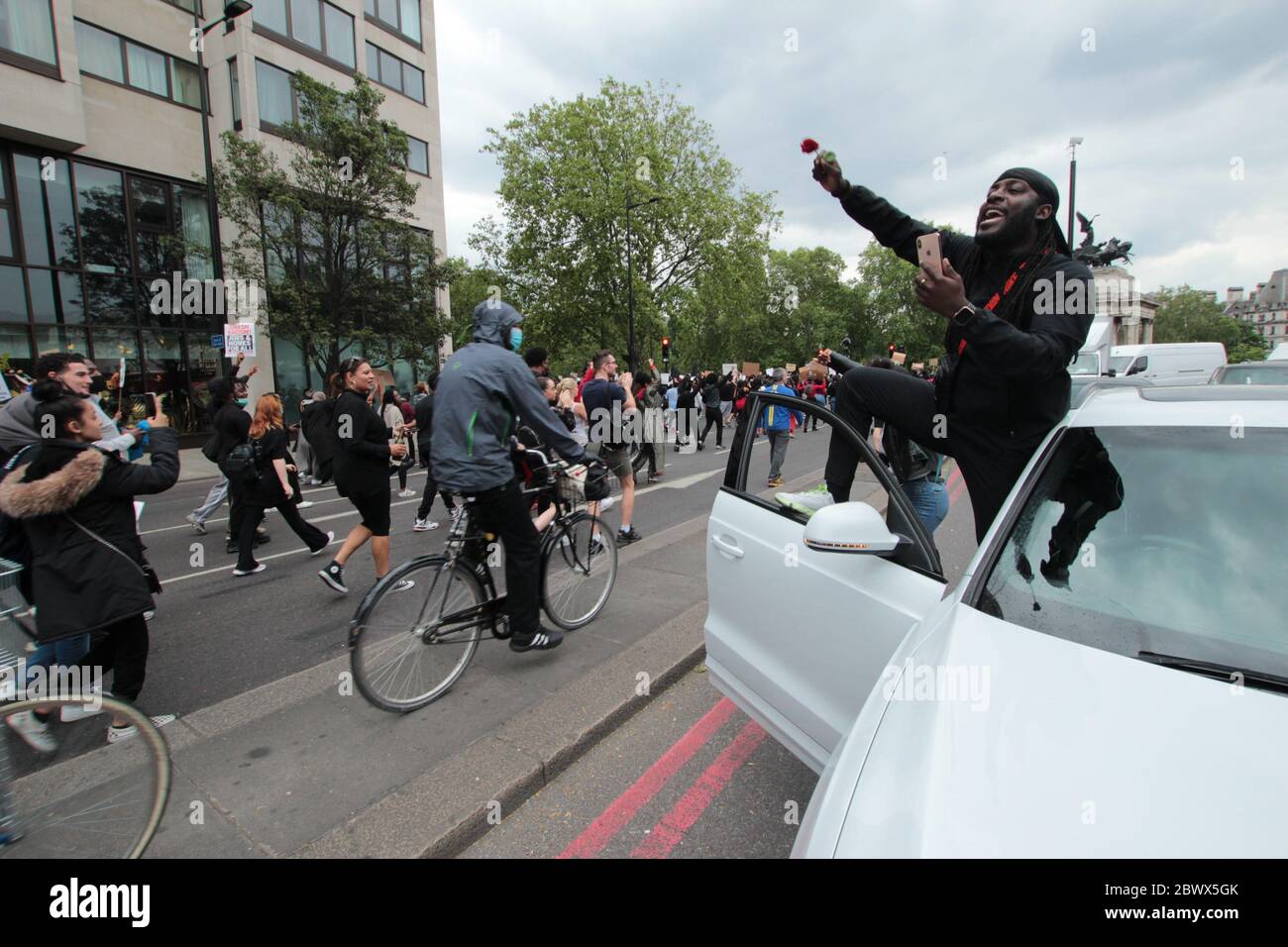 LONDRES, Royaume-Uni - 3 JUIN 2020 : un chauffeur coincé dans la circulation montre son soutien aux manifestants et à la campagne Black Lives Matter lors d'une marche à Londres, Royaume-Uni. Banque D'Images