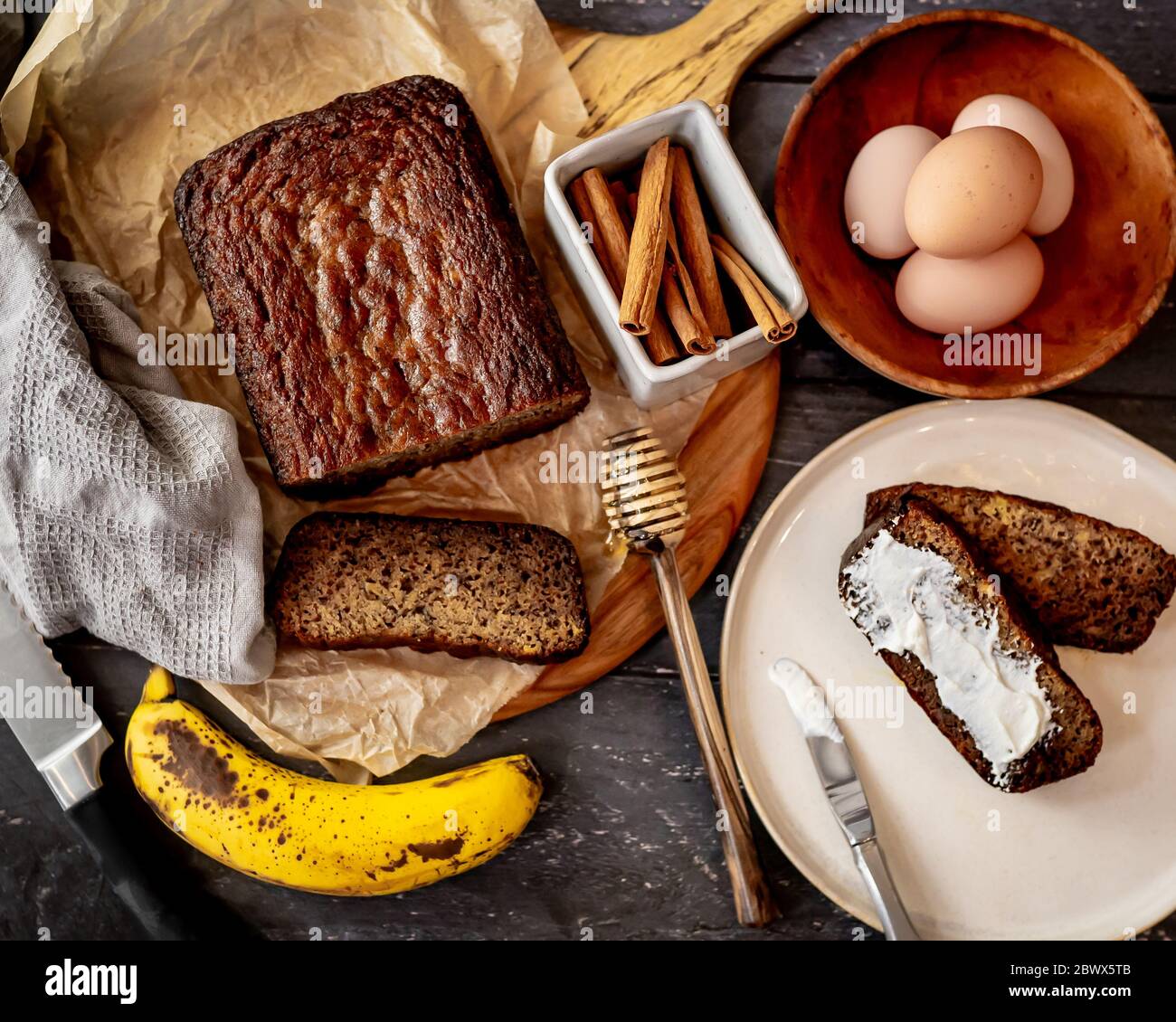 Pain à la banane fait maison plat rustique déposer des ingrédients frais miel œufs Banque D'Images