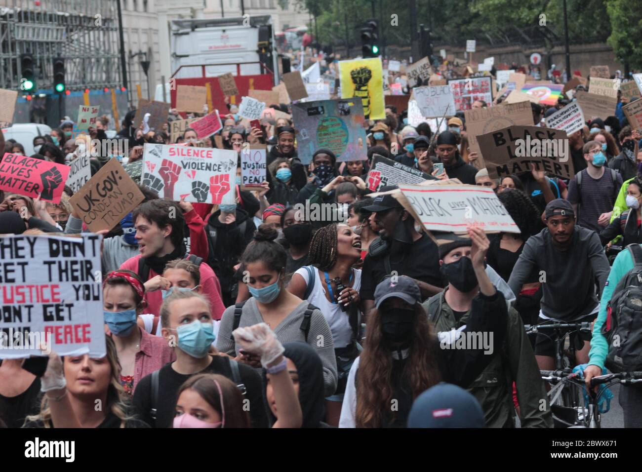 LONDRES, Royaume-Uni - 3 JUIN 2020 : les manifestants défilent dans les rues de Londres, montrant leur soutien à Black Lives Matter et à George Floyd. Banque D'Images