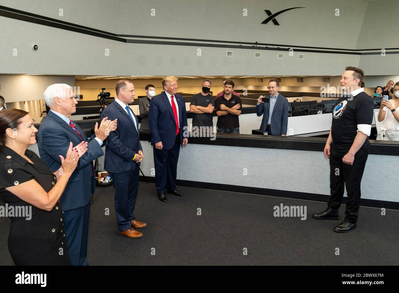 KENNEDY SPACE CENTER, États-Unis -- 30 mai 2020 -- le président américain Donald J. Trump, le vice-président Mike Pence, la deuxième dame Karen Pence et l'administrateur de la NASA J Banque D'Images