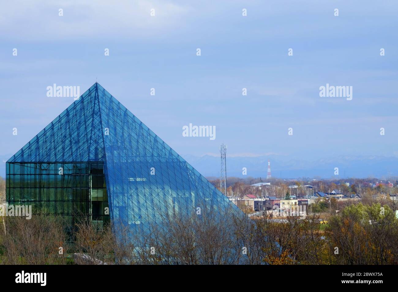 SAPPORO, JAPON - 11 NOVEMBRE 2019 : Pyramide de verre dans le parc de Moerenuma le jour de l'automne où est un célèbre site de Sapporo, Japon. Banque D'Images