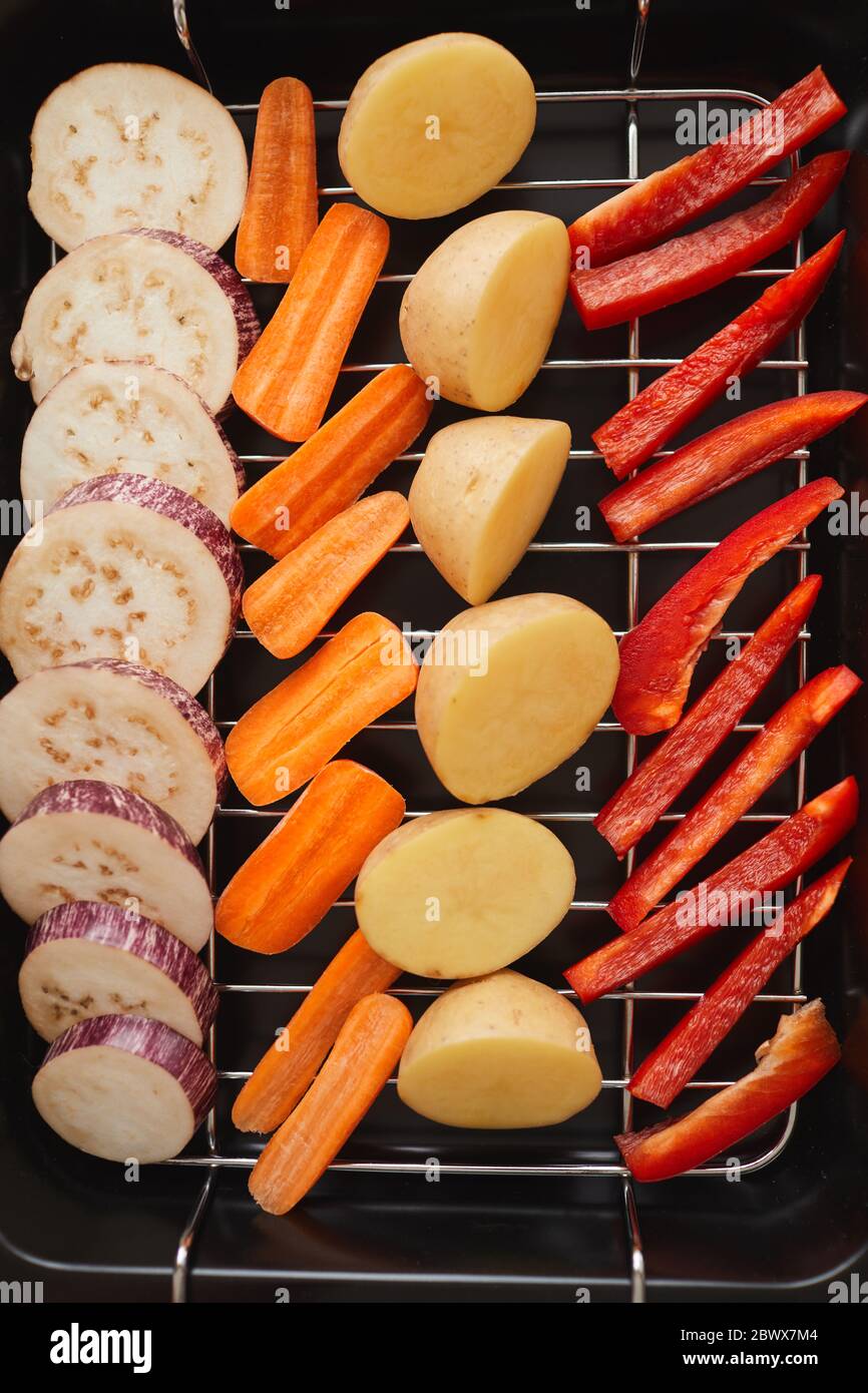 Vue en grand angle des légumes frais sur le gril Banque D'Images