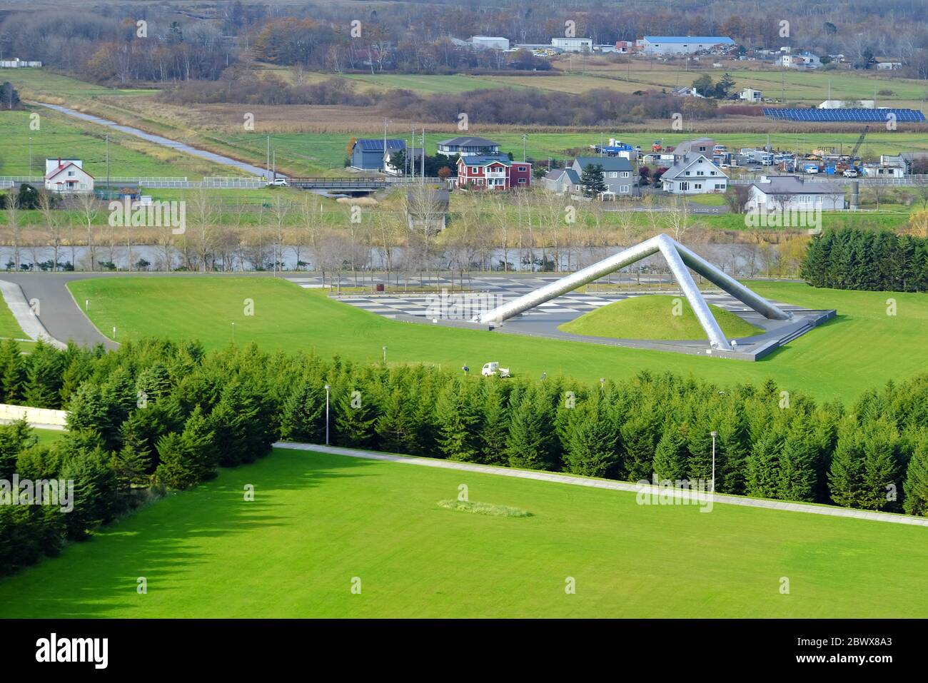 SAPPORO, JAPON - 11 NOVEMBRE 2019 : énorme pyramide triangulaire en métal dans le parc de Moerenuma le jour de l'automne où est un célèbre site de Sapporo, Japon. Banque D'Images