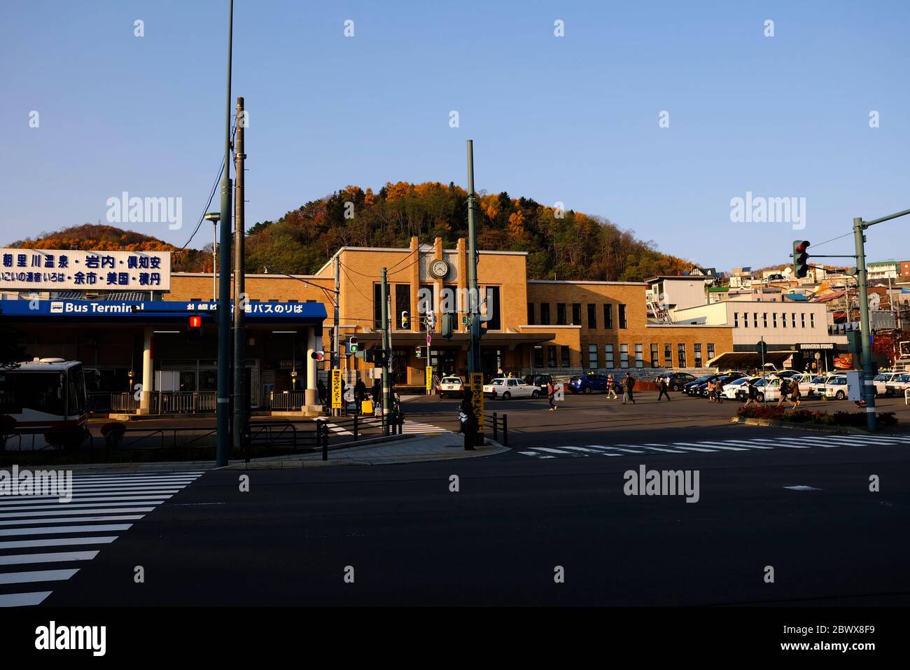 OTARU, JAPON - 12 NOVEMBRE 2019 : gare Otaru JR à l'automne. Où est une gare qui est exploitée par la compagnie de chemin de fer Hokkaido. Banque D'Images