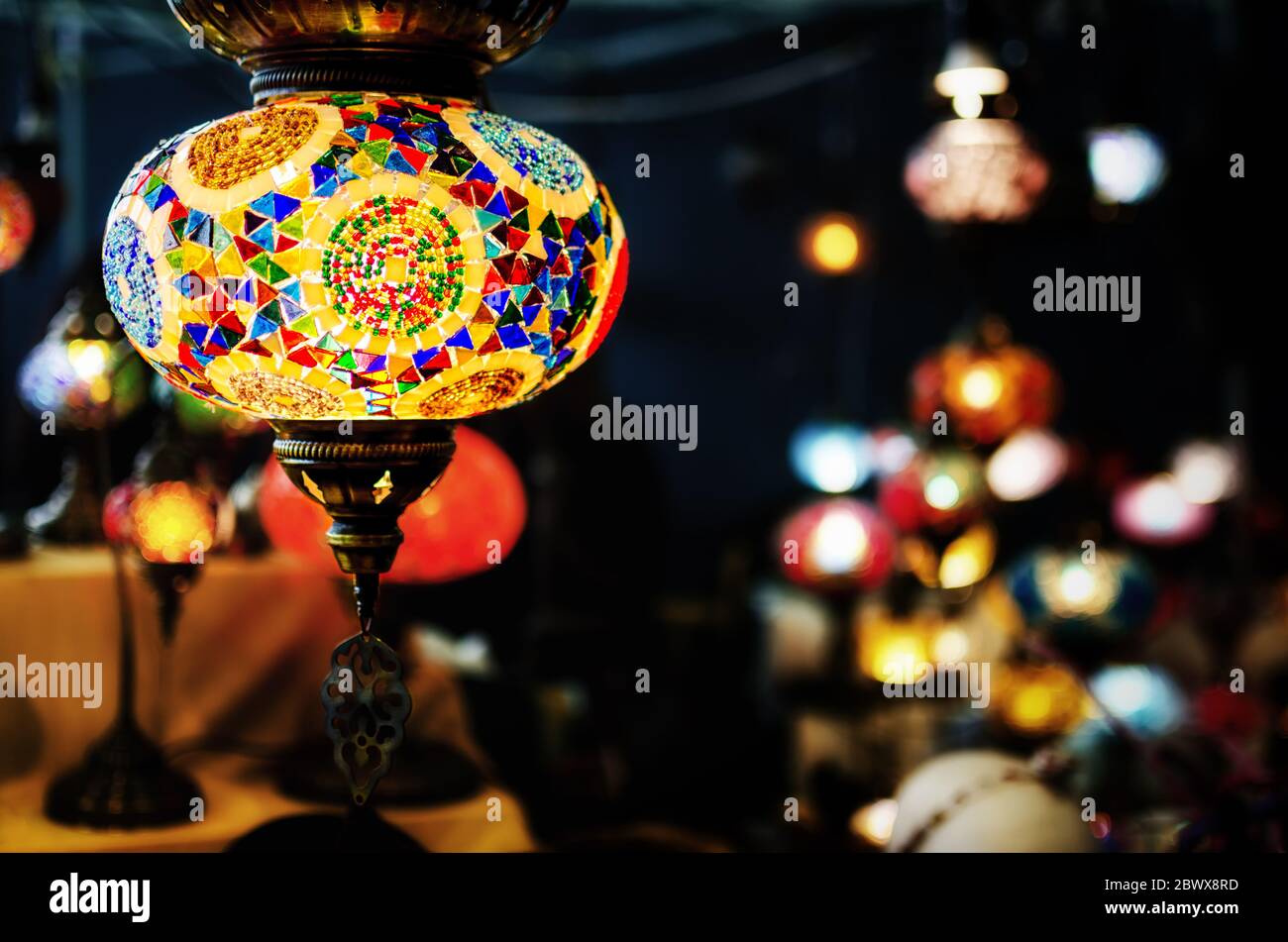 Lanterne traditionnelle turque en verre suspendue dans un marché Banque D'Images