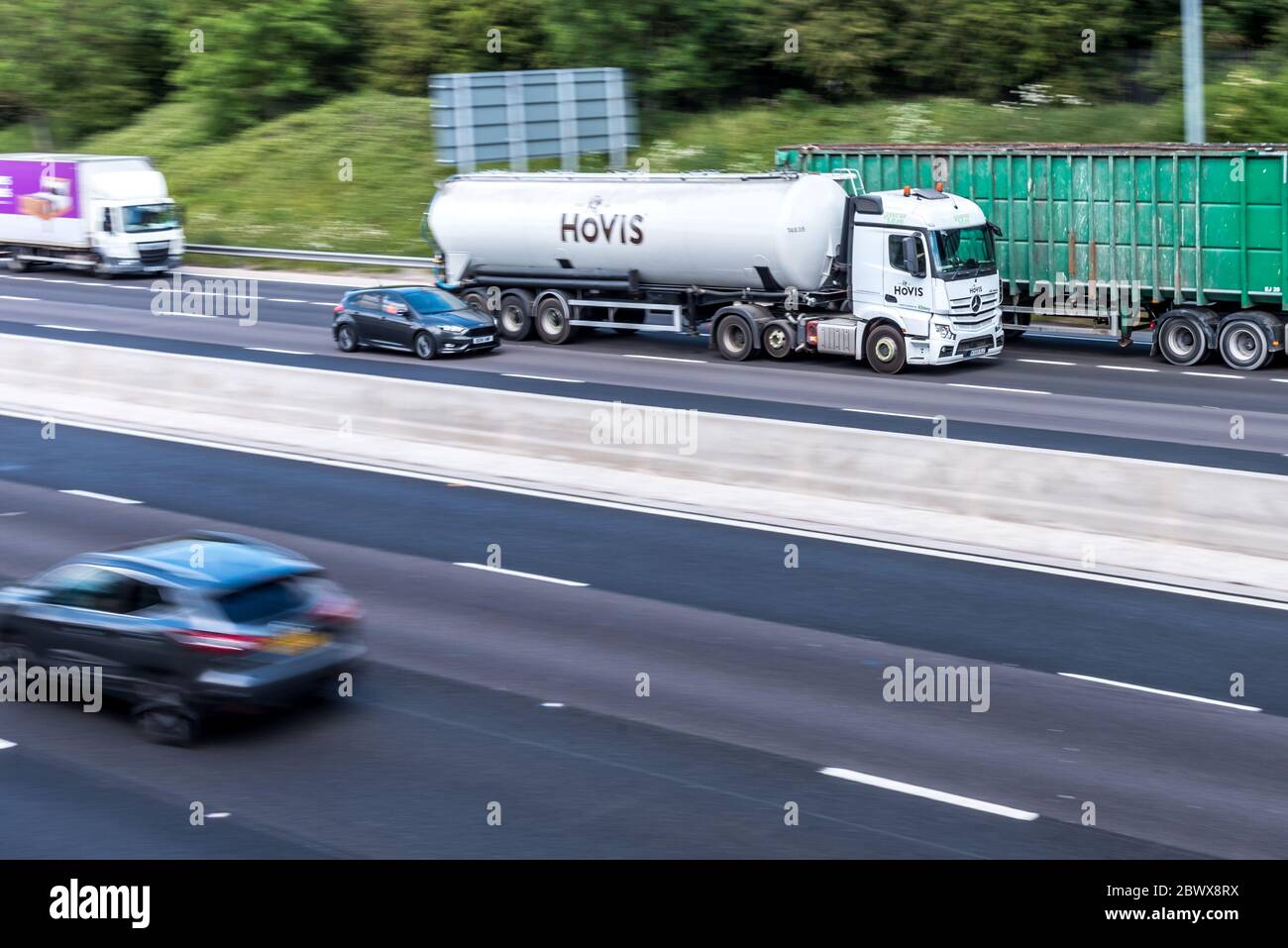 Coventry M6/ Royaume-Uni- 1 juin 2020: Camion roulant sur la voie de la route. Hovis Lorry sur l'autoroute M6 Banque D'Images