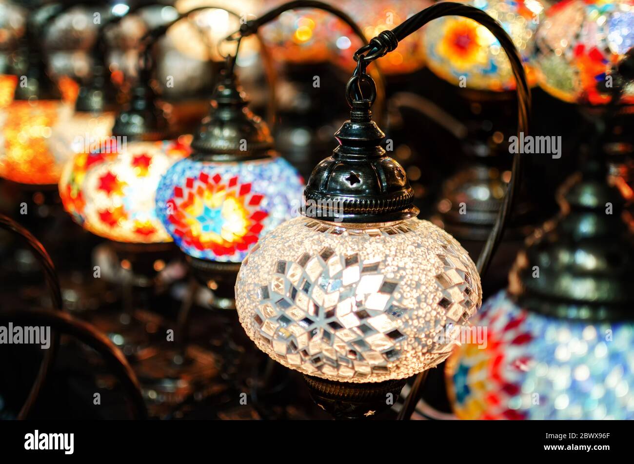 Lanterne traditionnelle turque en verre suspendue dans un marché Banque D'Images