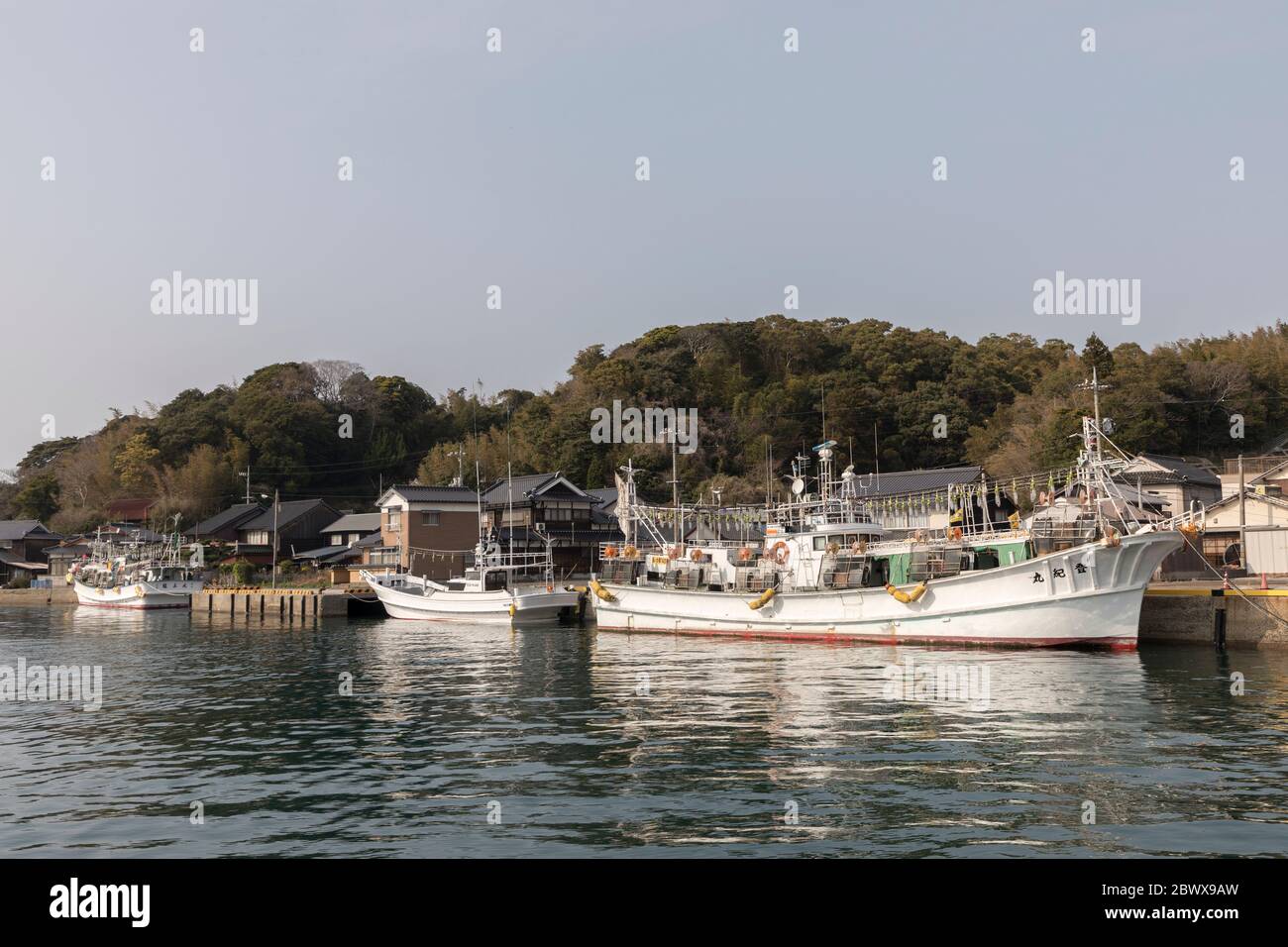 Bateaux de pêche dans le port, Hohokucho Oaza Yatama, Japon Banque D'Images