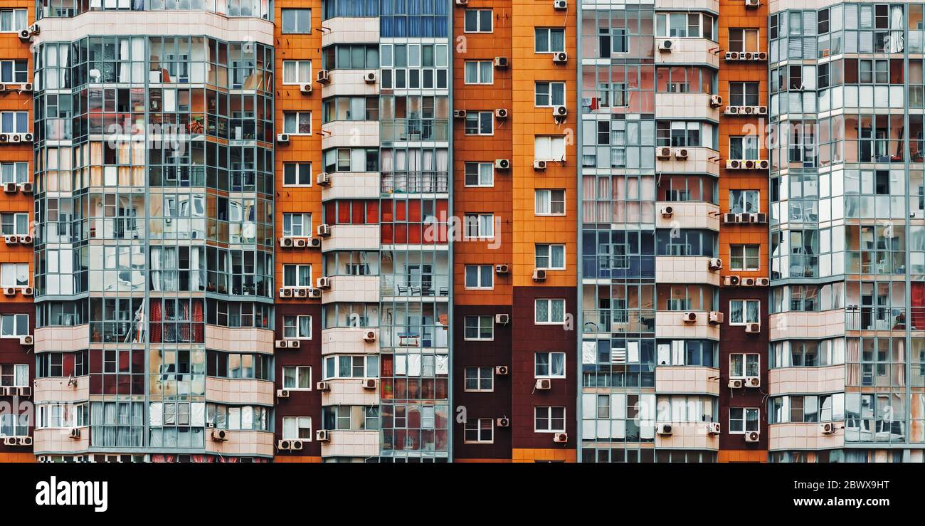 Mur de plusieurs étages résidentiel avec de nombreuses fenêtres, vue de face texture arrière-plan Banque D'Images