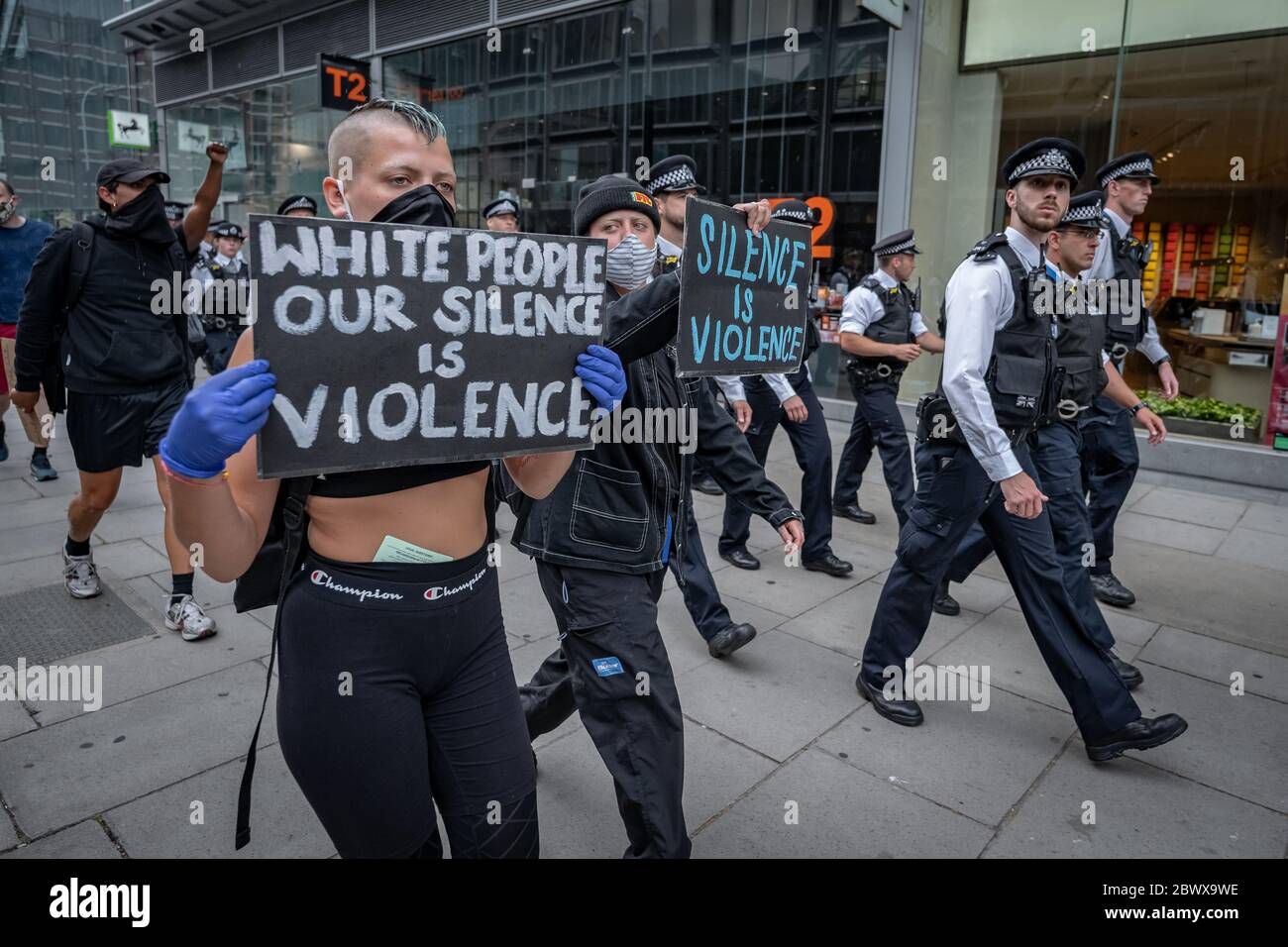 Des milliers de militants et de partisans de Black Lives Matters (BLM) se sont déplacés à Wesminster pour protester contre la mort de George Floyd aux États-Unis. Banque D'Images
