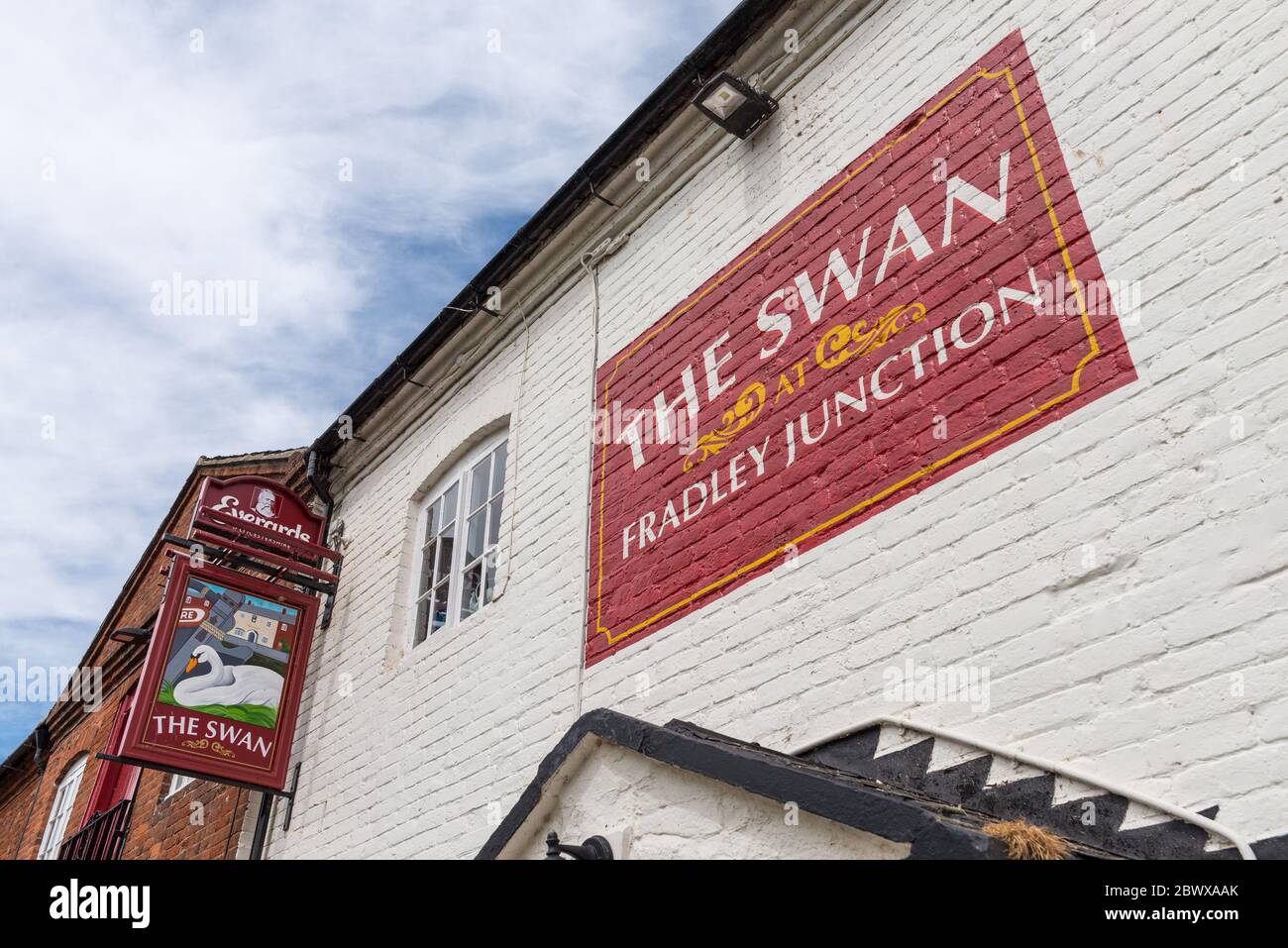 Le pub Swan de catégorie 2 est classé à Fradley Junction dans le Staffordshire Banque D'Images