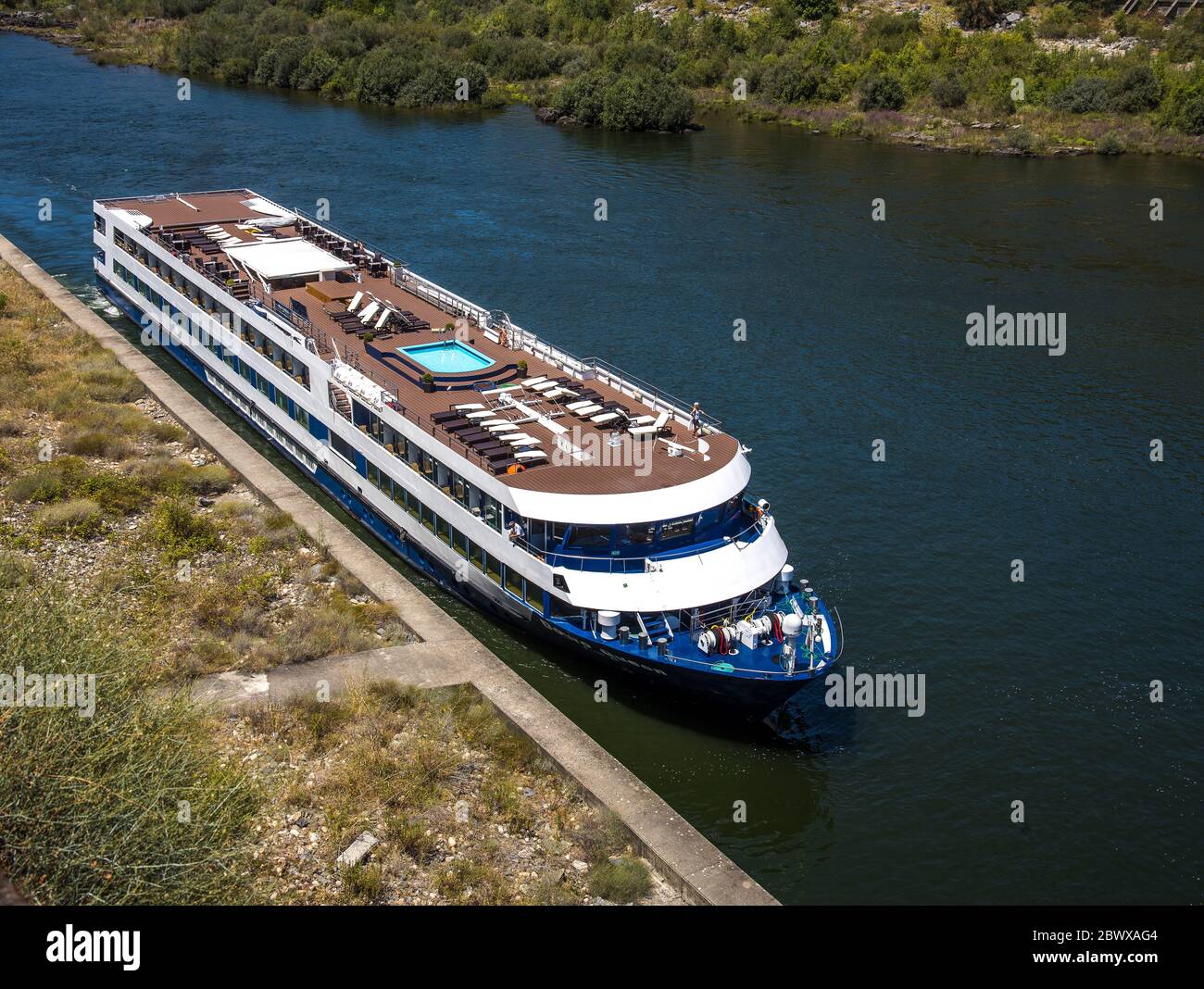 Vue de dessus bateau de croisière vide sur le fleuve Douro Portugal Banque D'Images