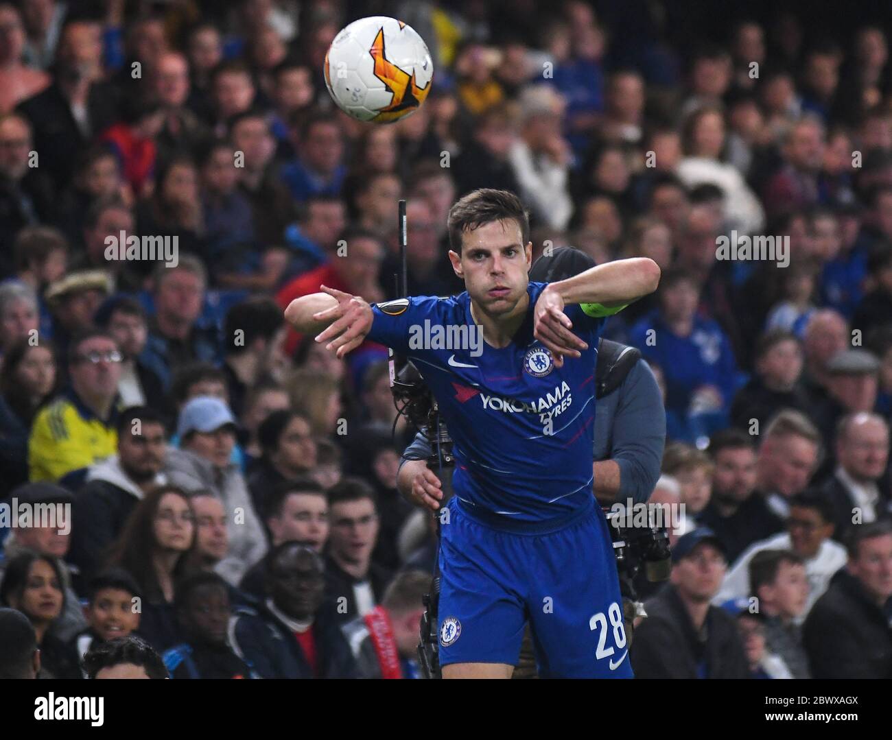 LONDRES, ANGLETERRE - 18 AVRIL 2019 : Cesar Azpilicueta de Chelsea photographié pendant la deuxième partie du match de l'UEFA Europa League Quarter-finals 2018/19 entre Chelsea FC (Angleterre) et SK Slavia Praha (République tchèque) au pont Stamford. Banque D'Images