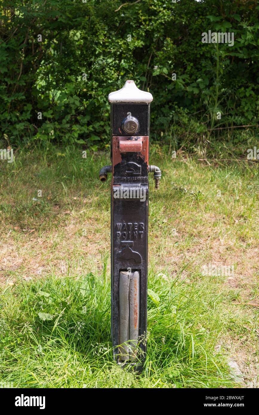 Robinet de point d'eau pour les utilisateurs de bateaux à narrowboat à Fradley Junction, dans le Staffordshire, qui se trouve à la jonction des canaux trent et mersey et coventry Banque D'Images