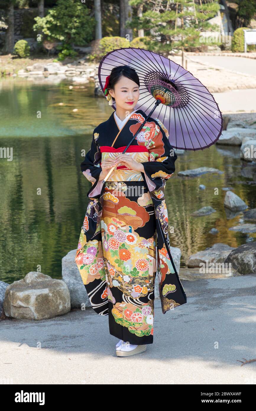 Femme japonaise en robe traditionnelle avec parasol, pagode Ruriko-ji, Yamaguchi, Japon Banque D'Images