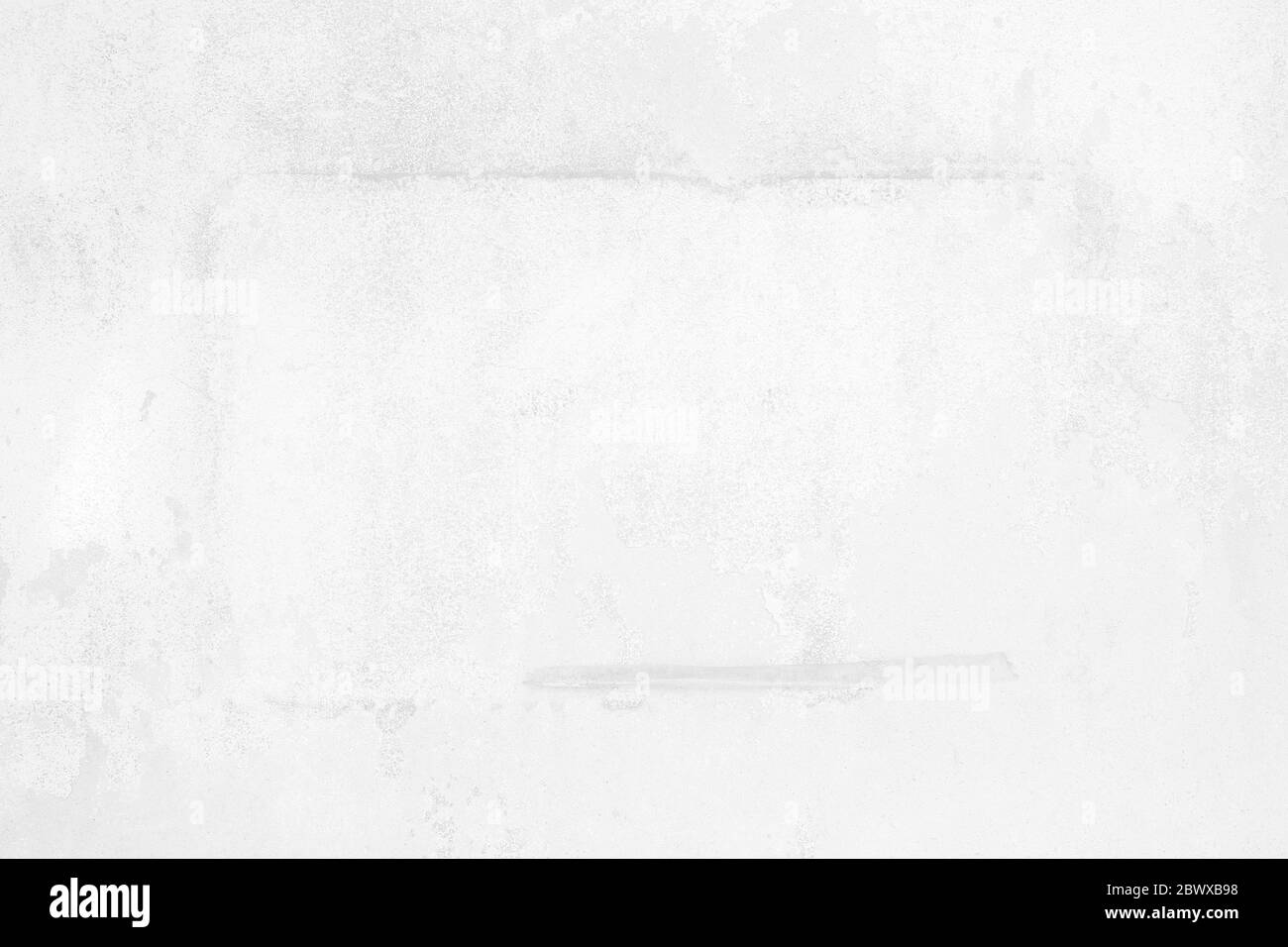 Affiche de peeling taches adhésives de colle sur le mur en béton blanc. Banque D'Images