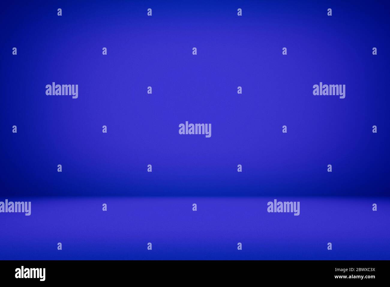 Résumé Luxe Mediumblue couleur dégradé Studio toile de fond avec grains, convient pour la présentation de produit, maquette et arrière-plan. Banque D'Images
