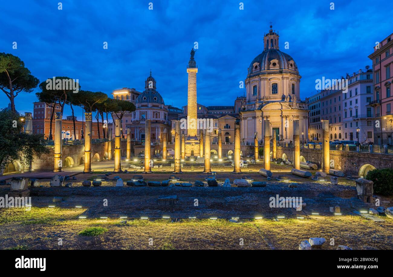 La basilique d'Ulpia et la colonne de Trajan la nuit à Rome, en Italie. Banque D'Images