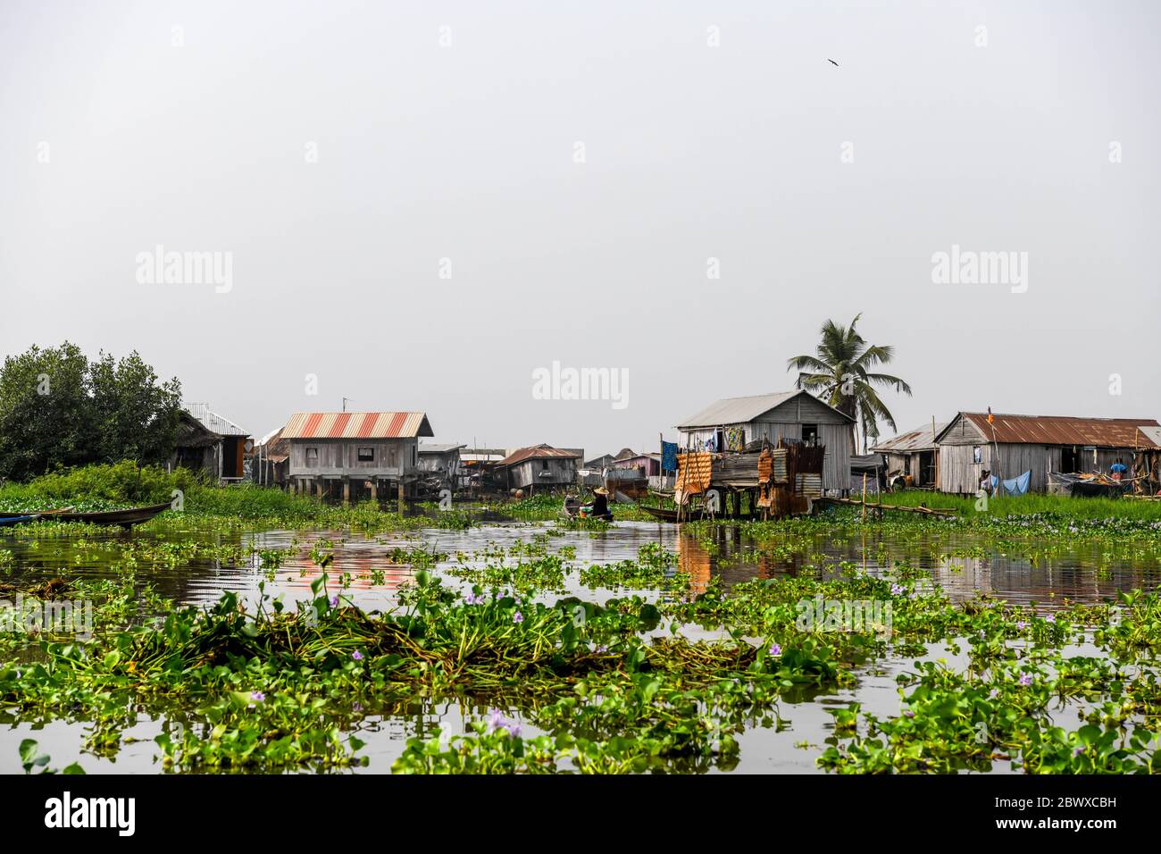 Afrique, Afrique de l'Ouest, Bénin, Lac Nokoue, Ganvié. Pirogues dans les rues aquatiques de la ville de Ganvié, au bord du lac. Banque D'Images