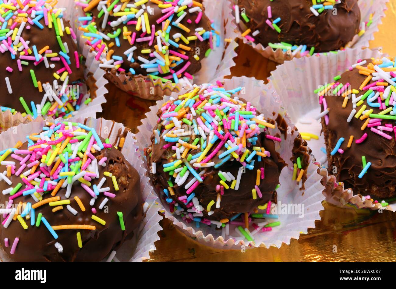 de nombreuses pâtisseries ont été appelées « gâteau » sur fond doré dans la pâtisserie Banque D'Images