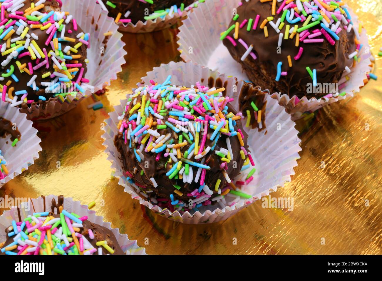 de nombreuses pâtisseries ont été appelées « gâteau » sur fond doré Banque D'Images