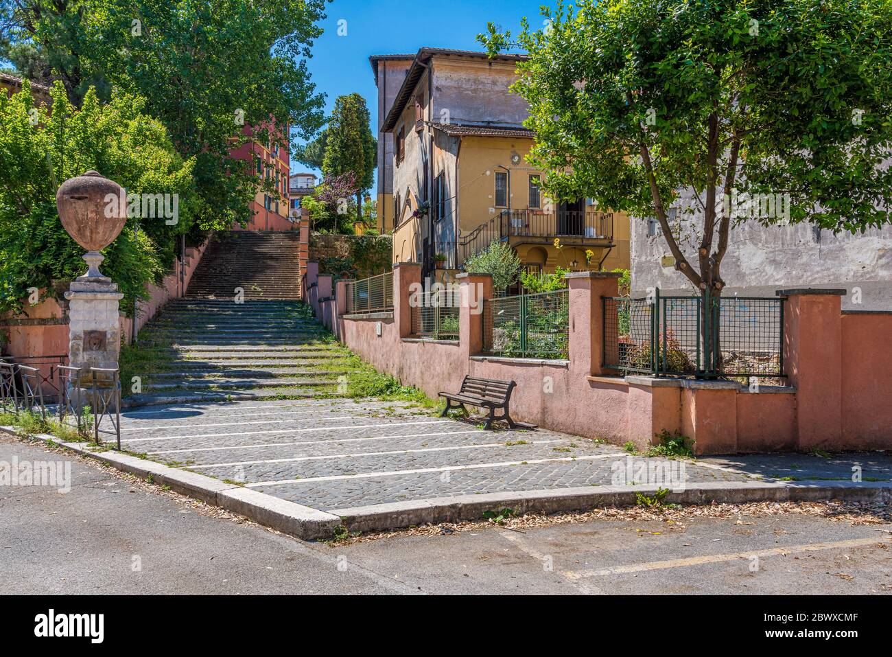 Le pittoresque quartier de Garbatella à Rome, le matin ensoleillé, en Italie. Banque D'Images