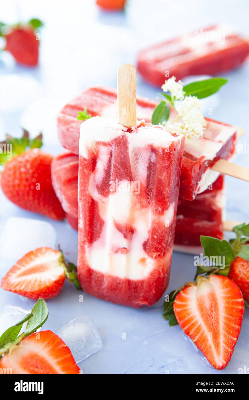 Glaces maison aux crèmes glacées, aux fraises et à la crème Banque D'Images