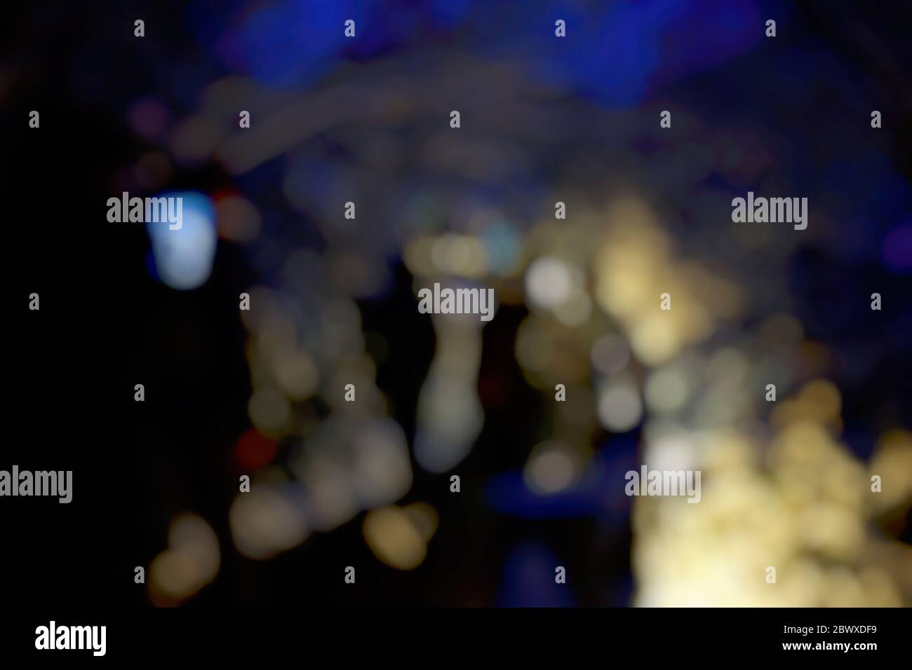 Bokeh flou de Pathway dans le parc de nuit arrière-plan. Banque D'Images